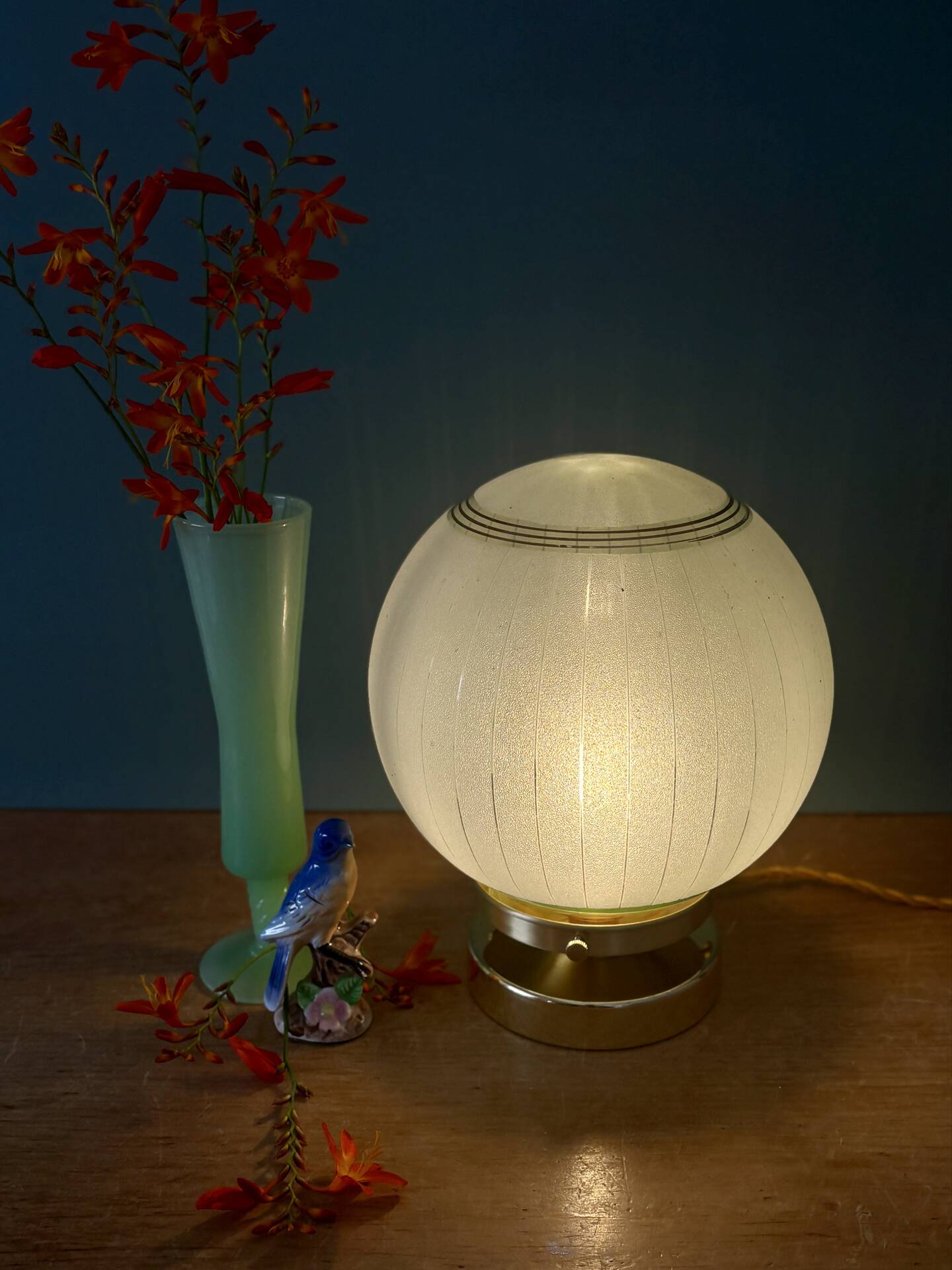 Lampe à poser globe vintage en verre granité vert et doré