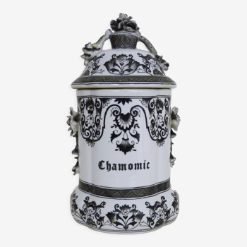 Chasonic porcelain medicine jar, hand painted. XIXth