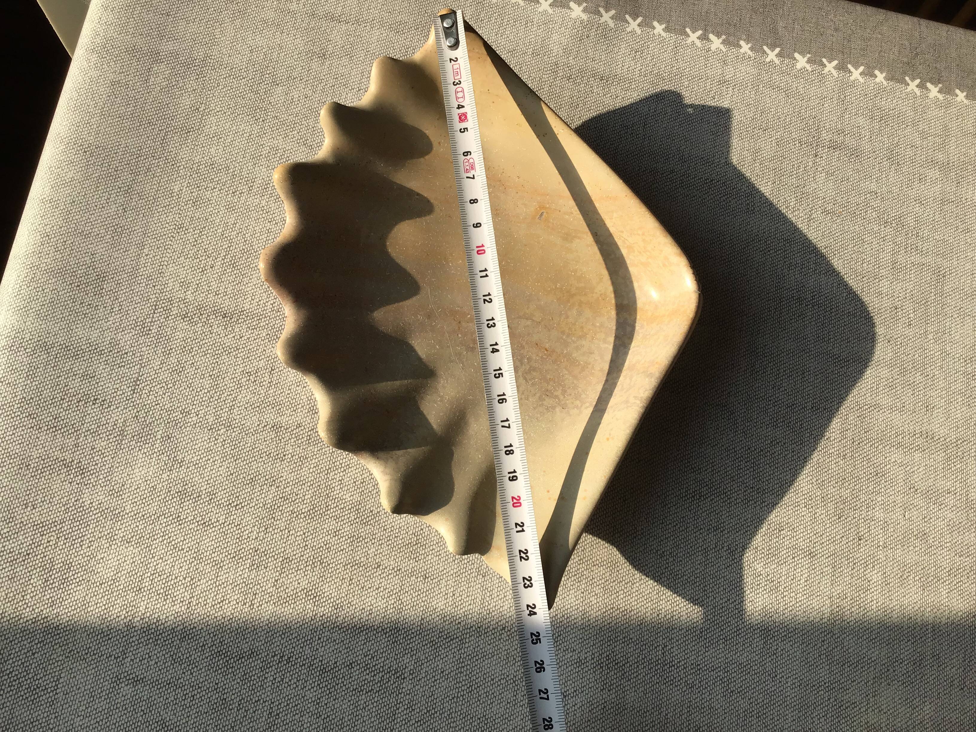 Shell-shaped soap dish in hard stone
