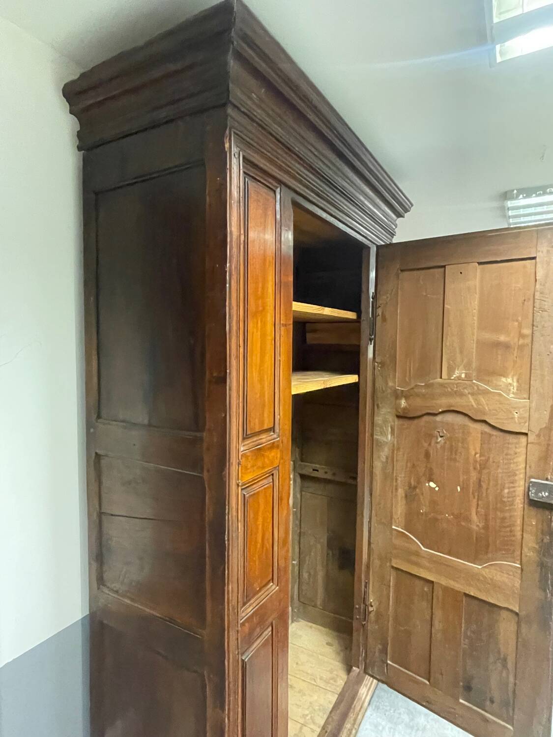 Armoire penderie d’époque en chêne massif