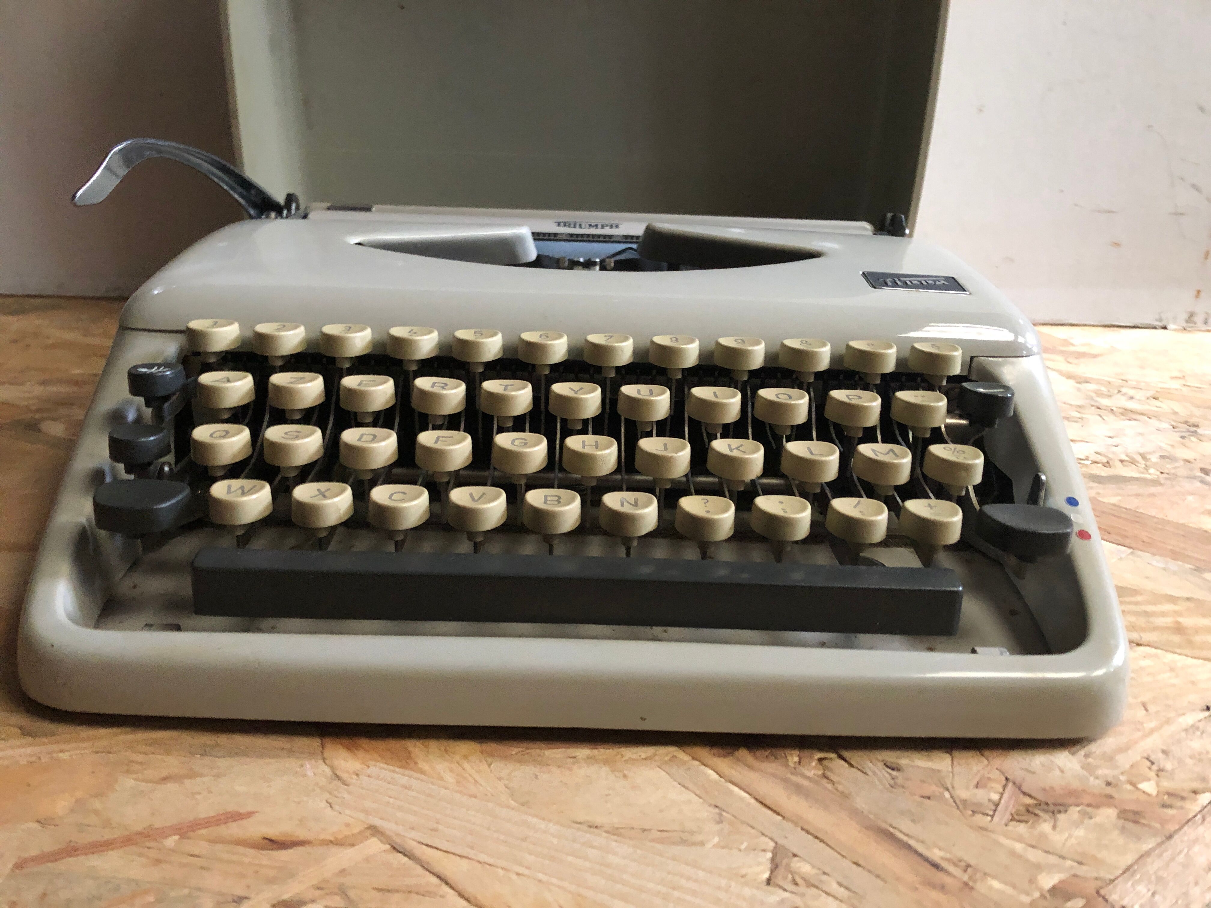 Old writing machine triumph tippa bakelite grey + vintage trunk