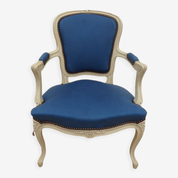 Fauteuil cabriolet en bois laqué garni de satin bleu style louis XV