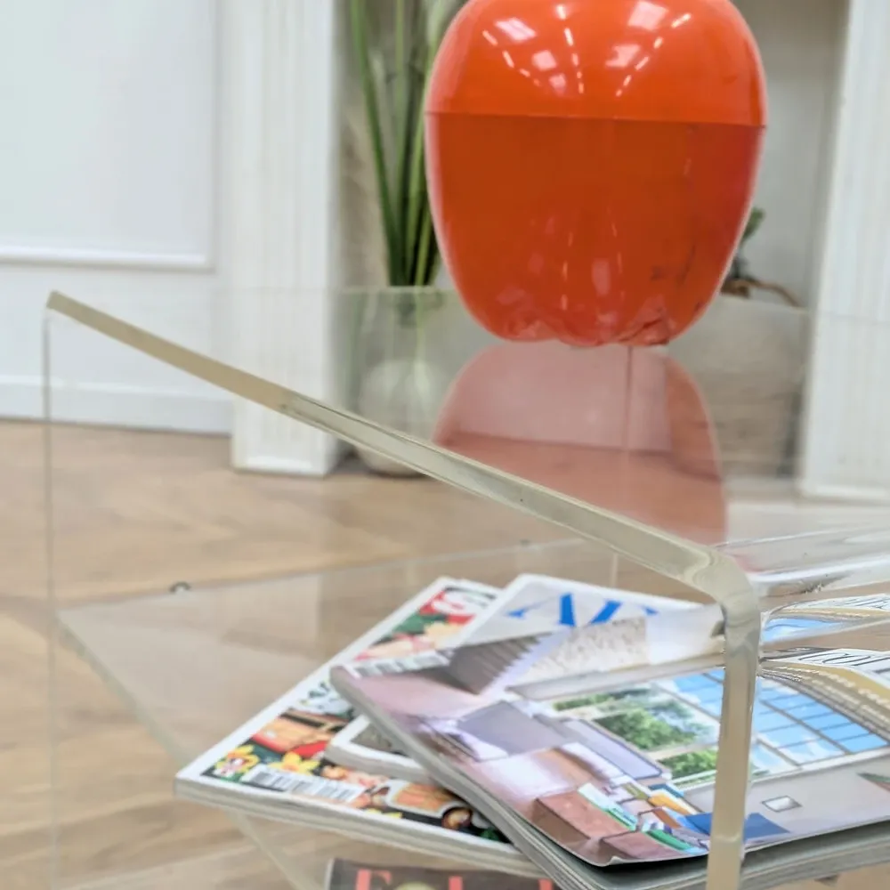 Vintage coffee table in plexiglass from the 1970s.