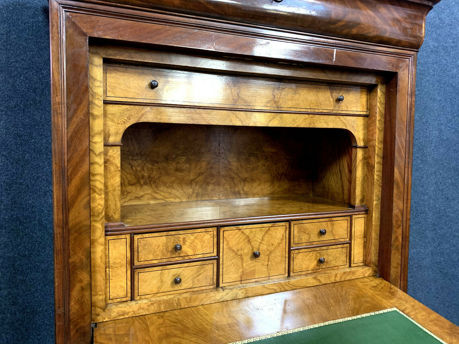 Writing desk a doucine era Louis Philippe in mahogany.