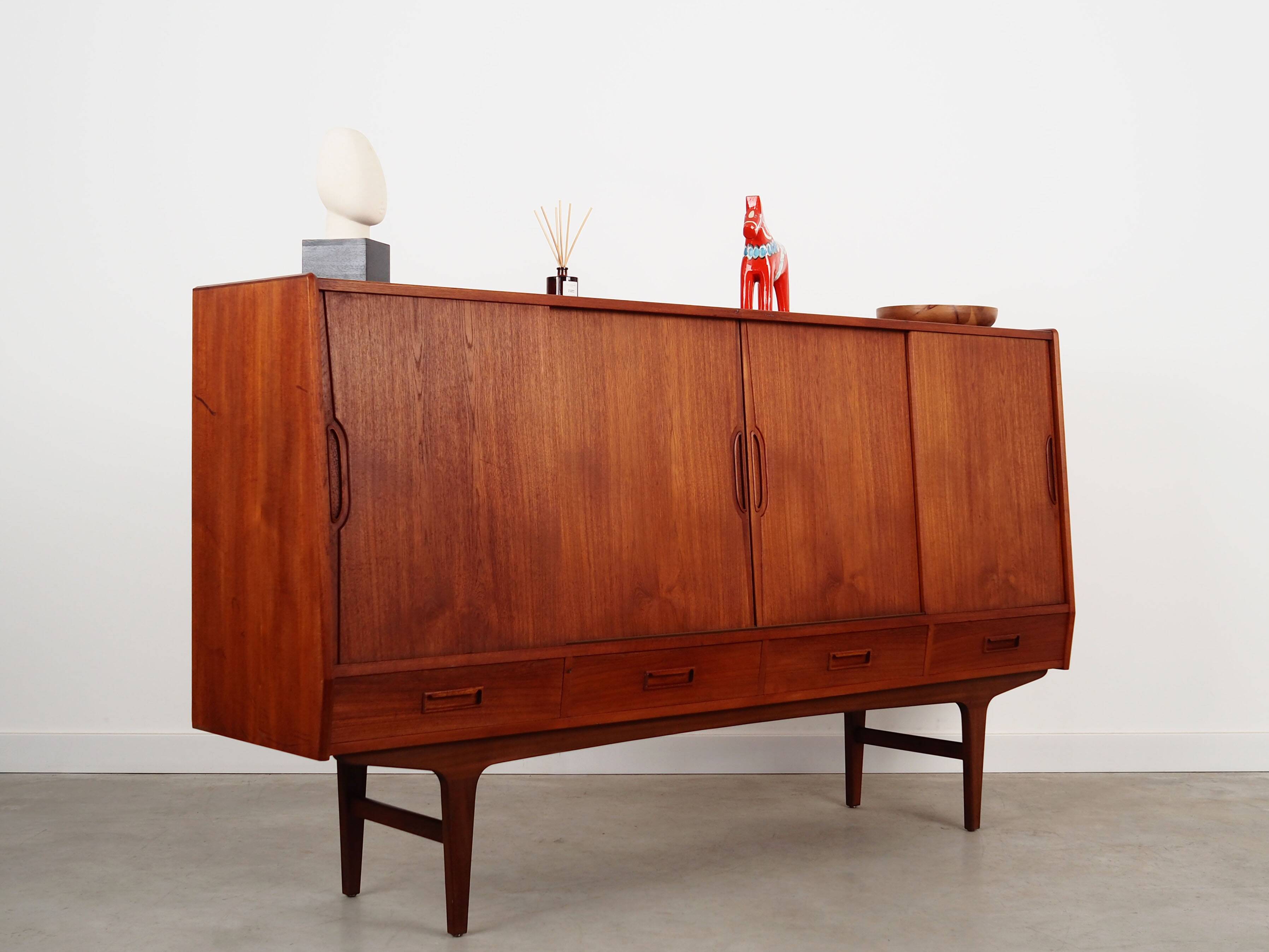Buffet haut en teck, design danois, années 1970, fabriqué par Børge Dam