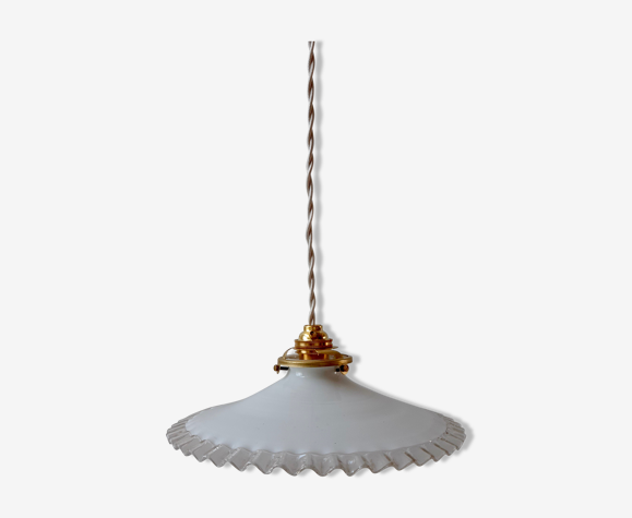 Suspension en opaline dentelée blanche et transparente début XXe