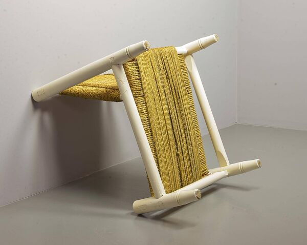 Fauteuil et tabouret bas en osier blanc et chêne de style Charlotte Perriand