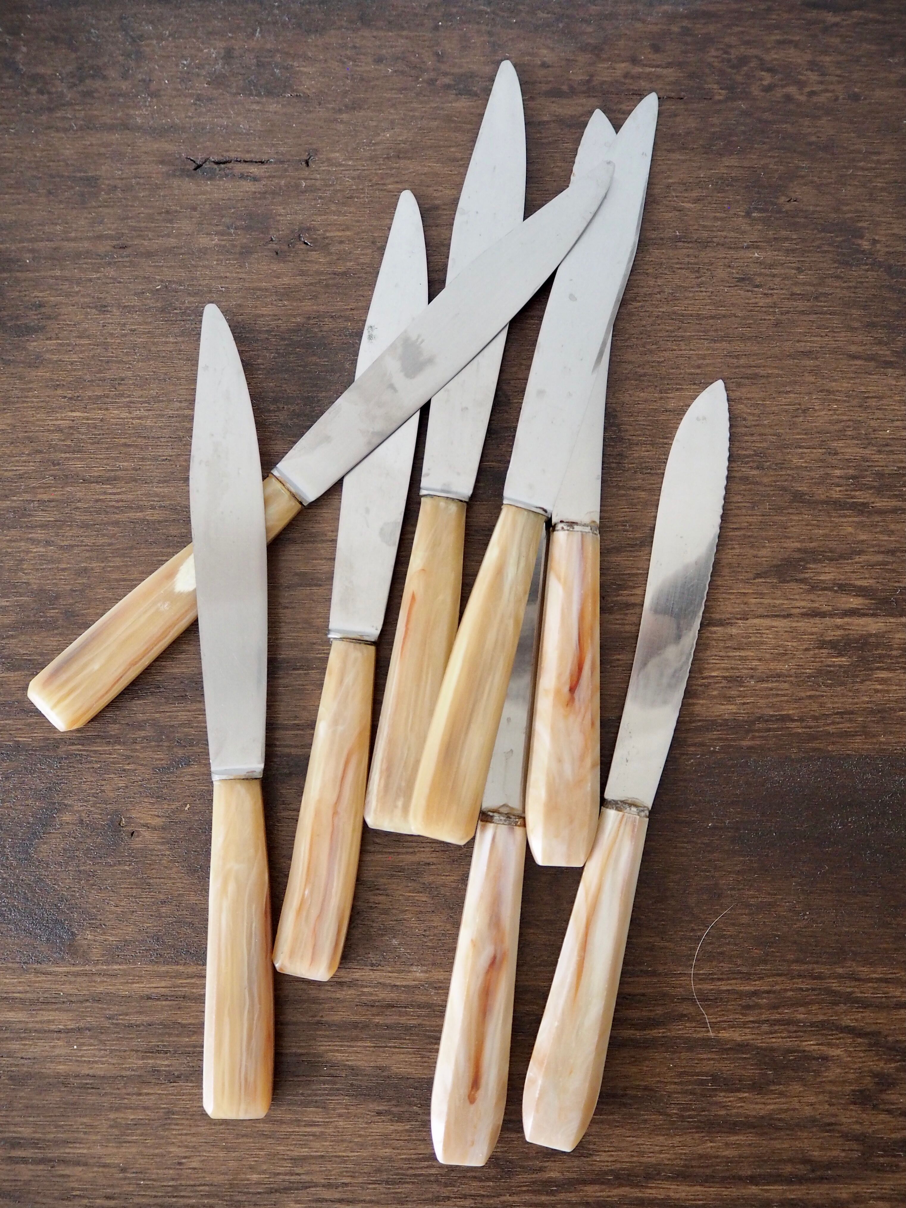 Set of 8 knives with horn handle