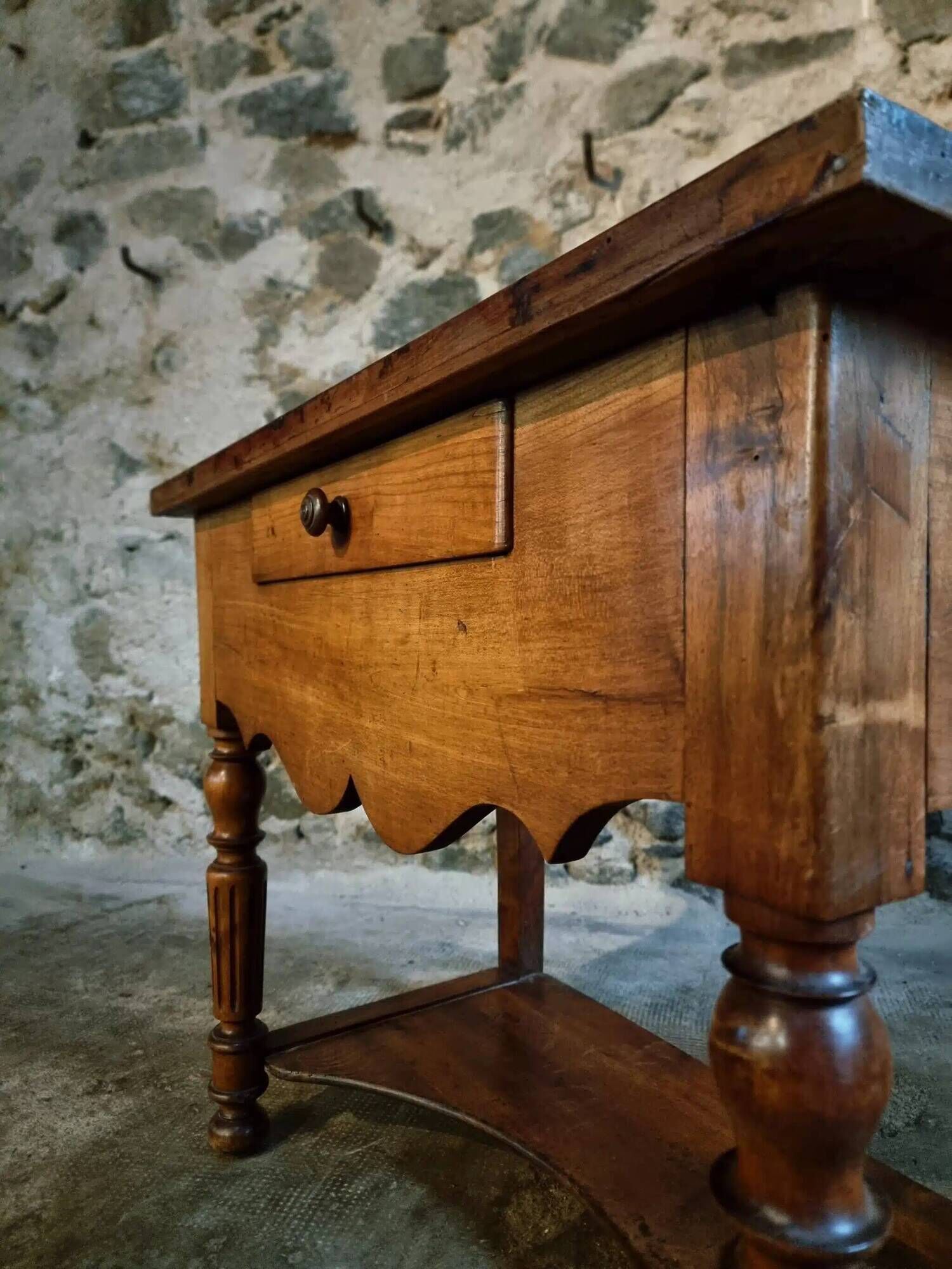 Table d'appoint française ancienne en noyer et cerisier – Louis Philippe, XIXe siècle