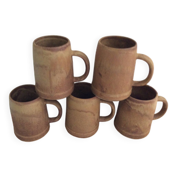 5 mugs en grès