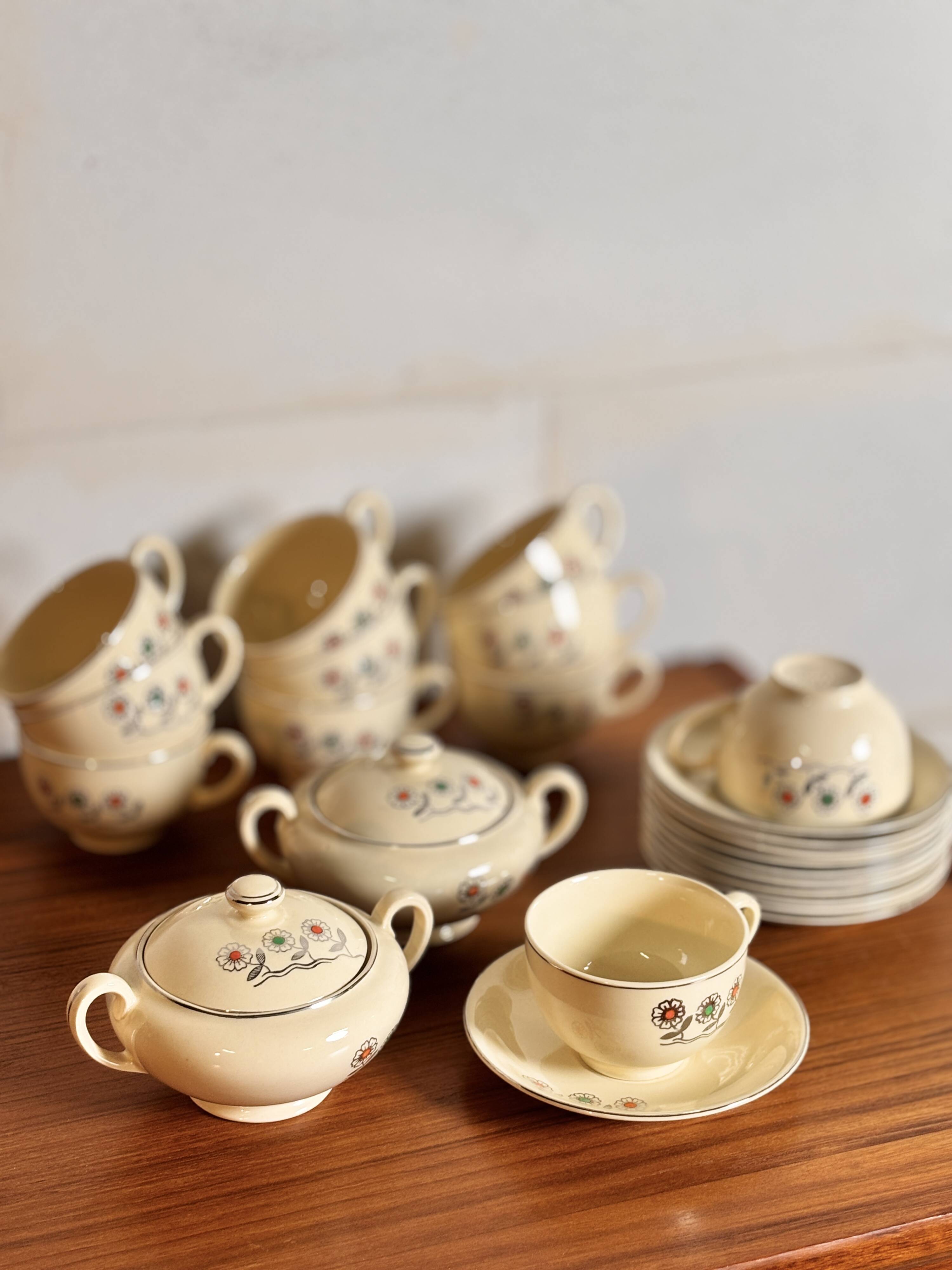 Set of 11 cups, saucers and 2 sugar bowls Johnson Brother I 1970s