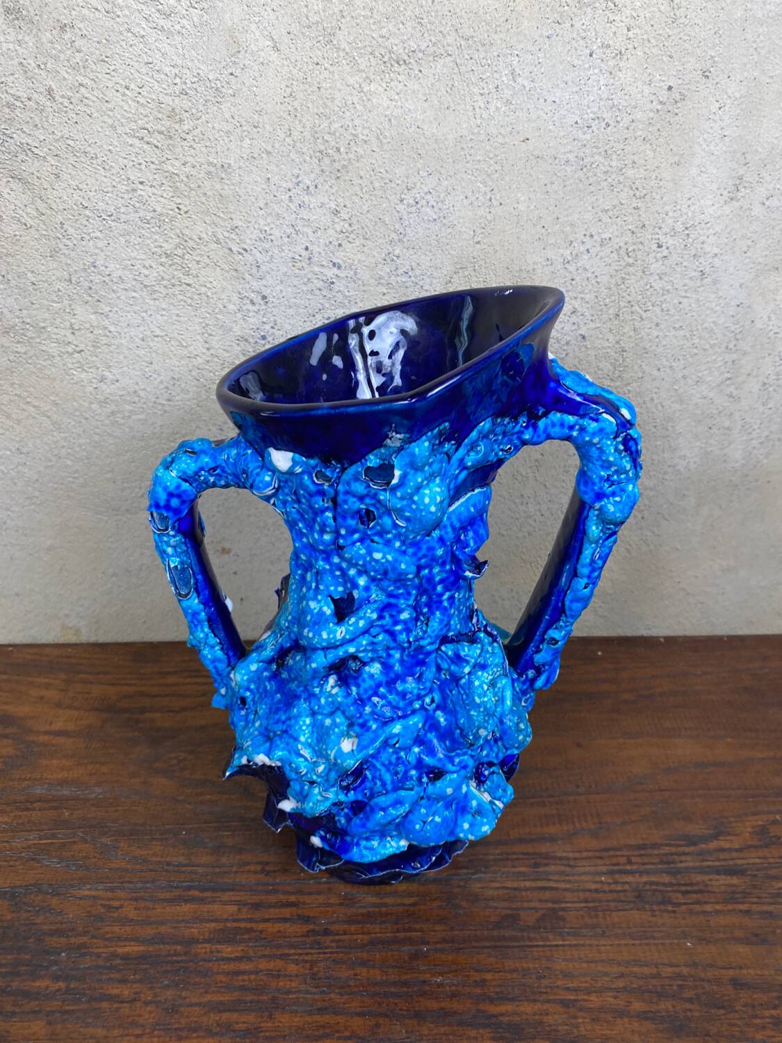 Vase brutaliste bleu vallauris