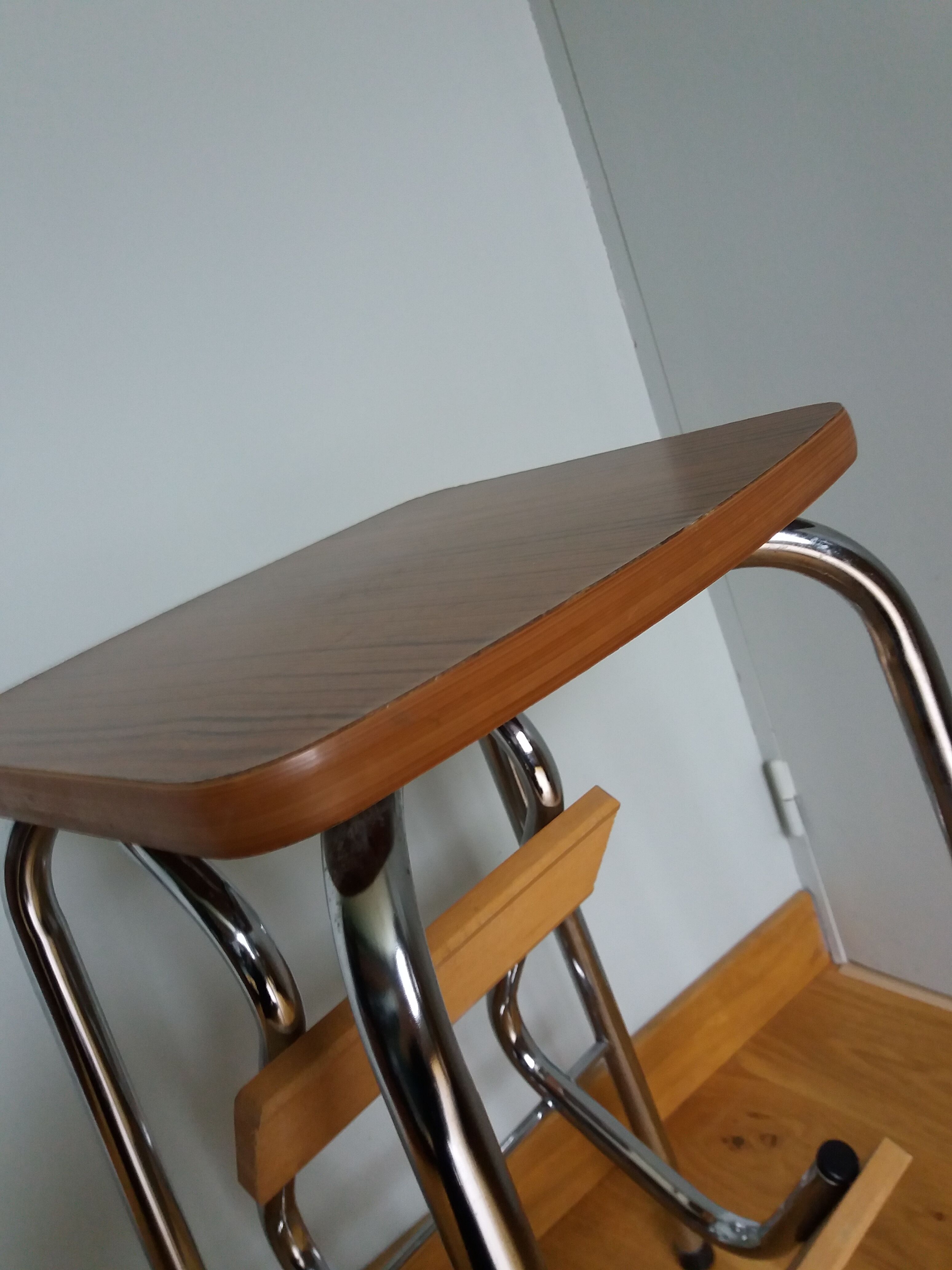 Walking step ladder stool