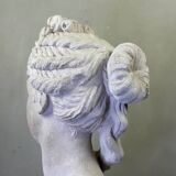 Buste en pierre limoneuse d’après Coysevox, portrait de la duchesse de Bourgogne