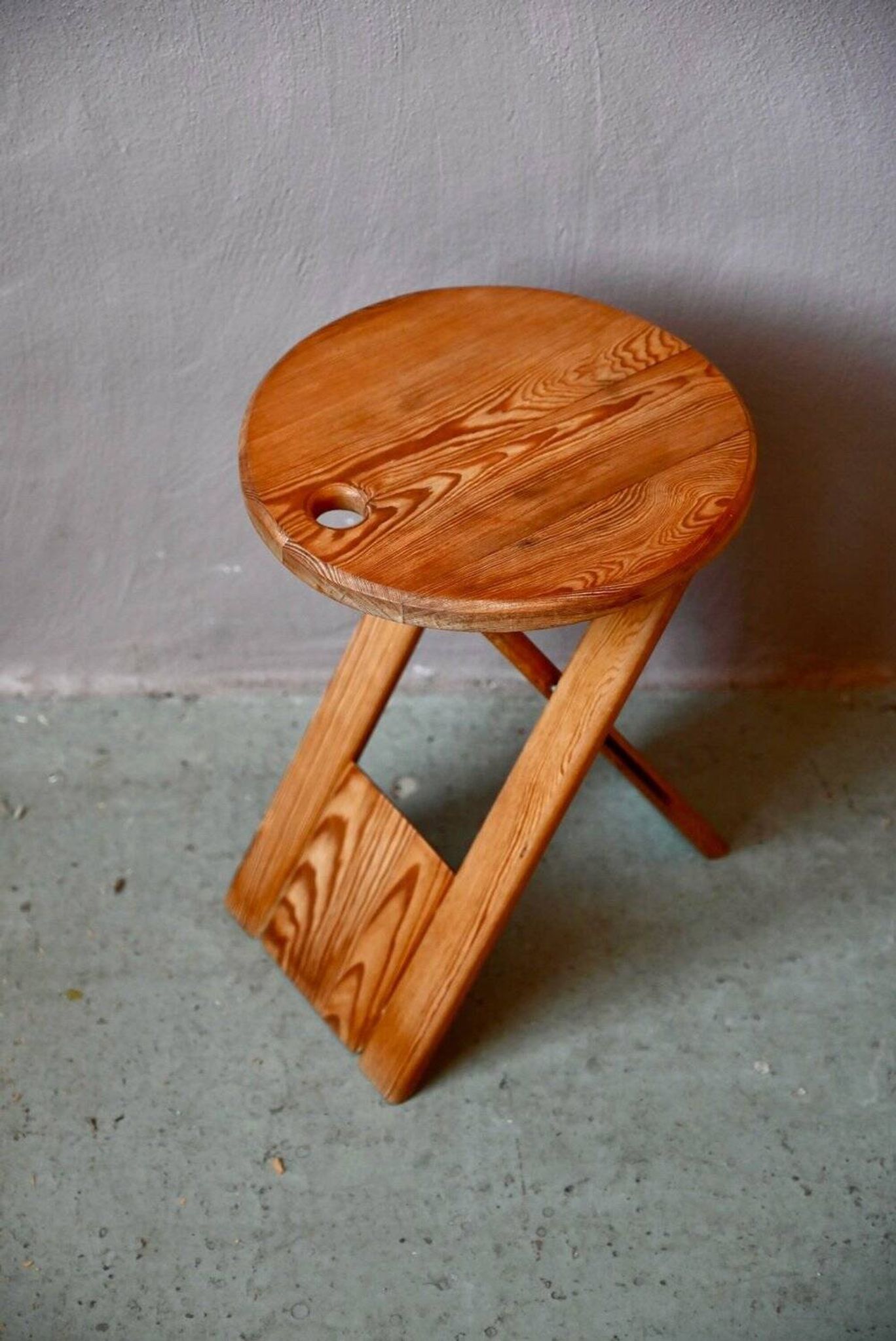 Tabouret pliant Roger Tallon en pin massif édition Sentou, années 70