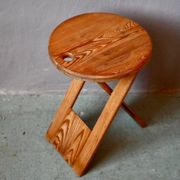 Tabouret pliant Roger Tallon en pin massif édition Sentou, années 70