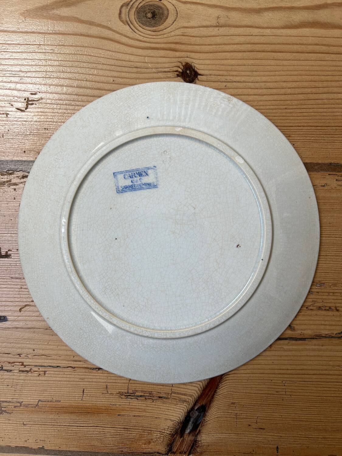 Assiette plate ancienne Terre de Fer « Carmen »