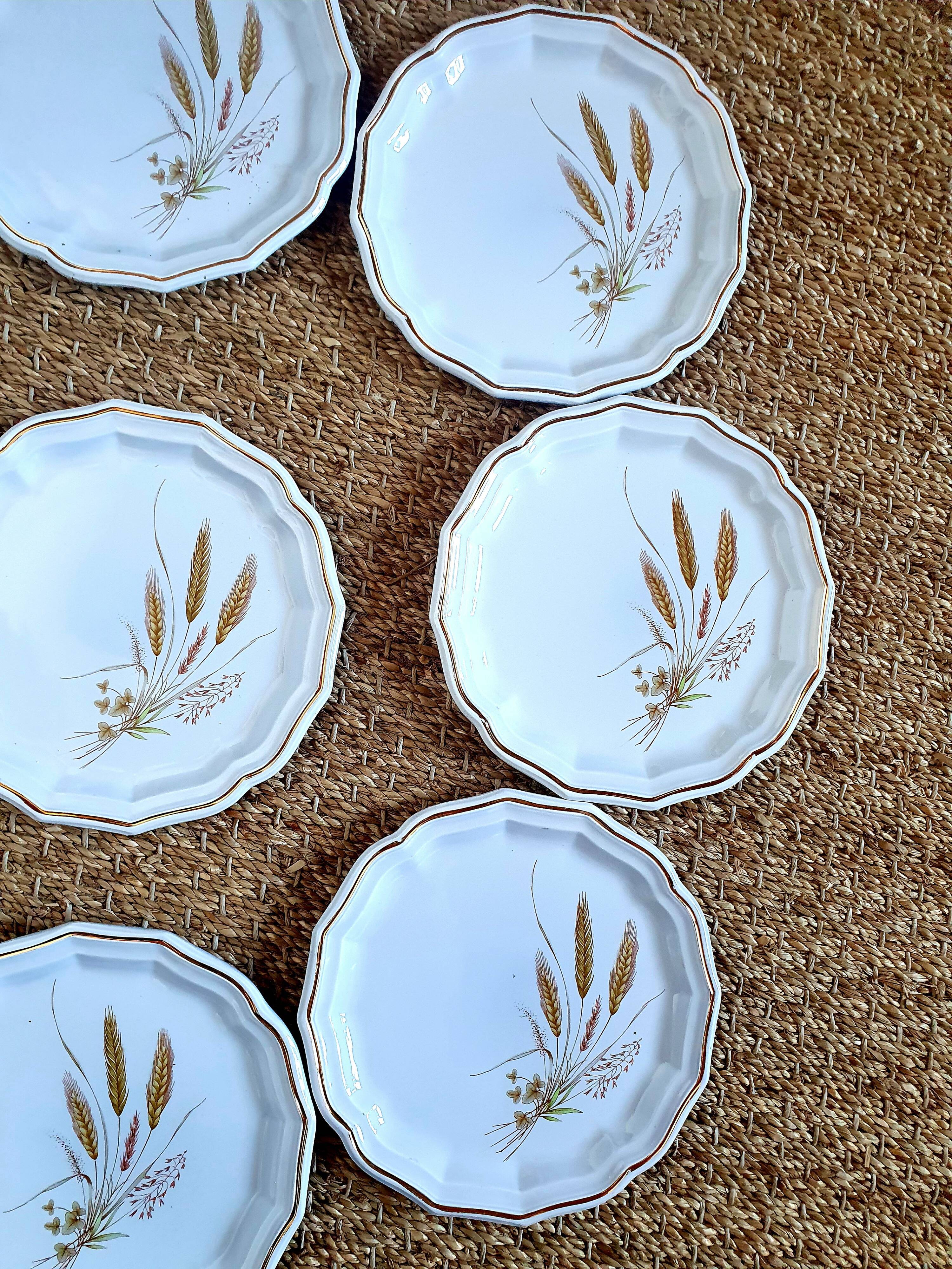 Eight country-patterned dessert plates