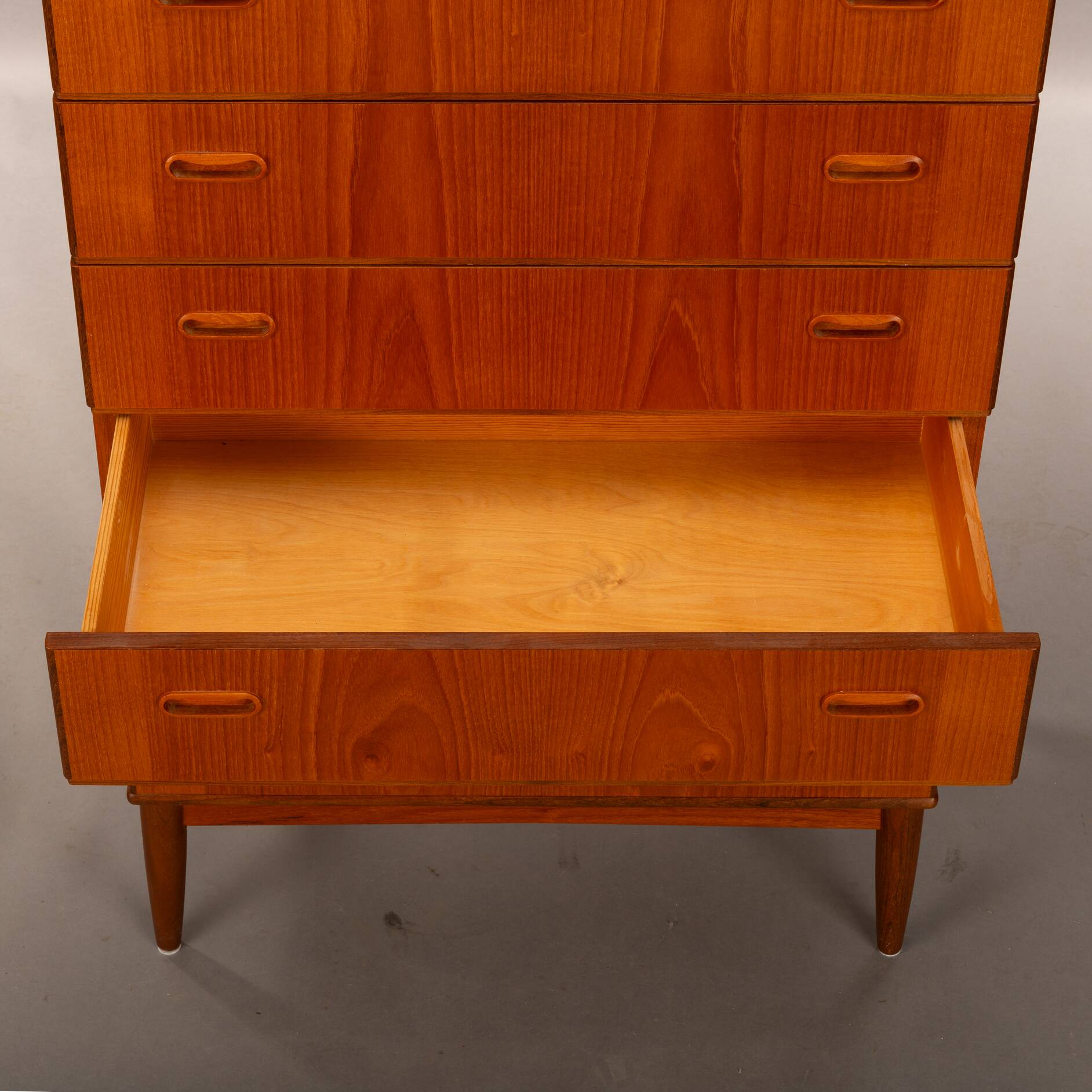 Commode en teck haute de design danois, années 1960