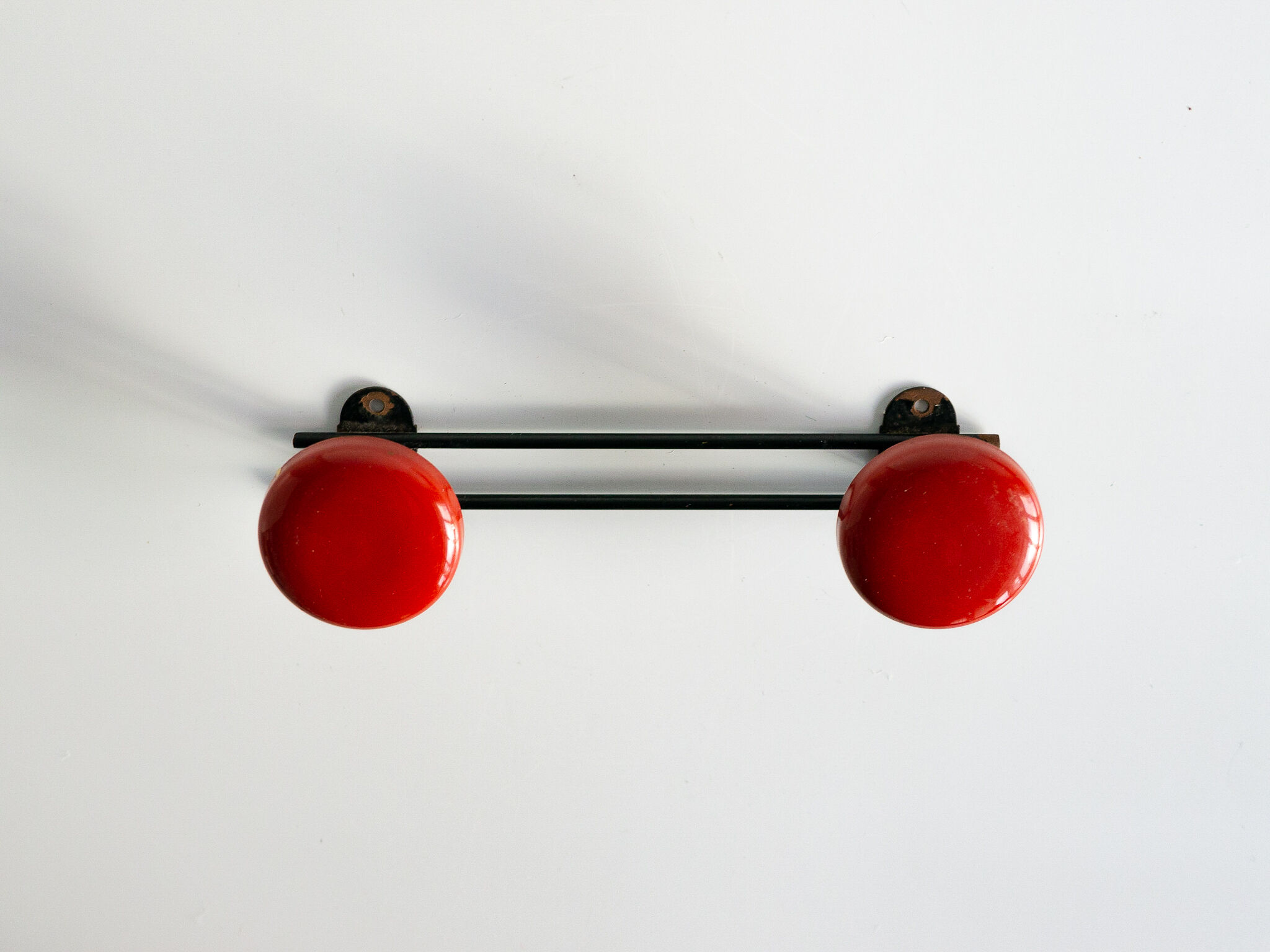 Black and red patère