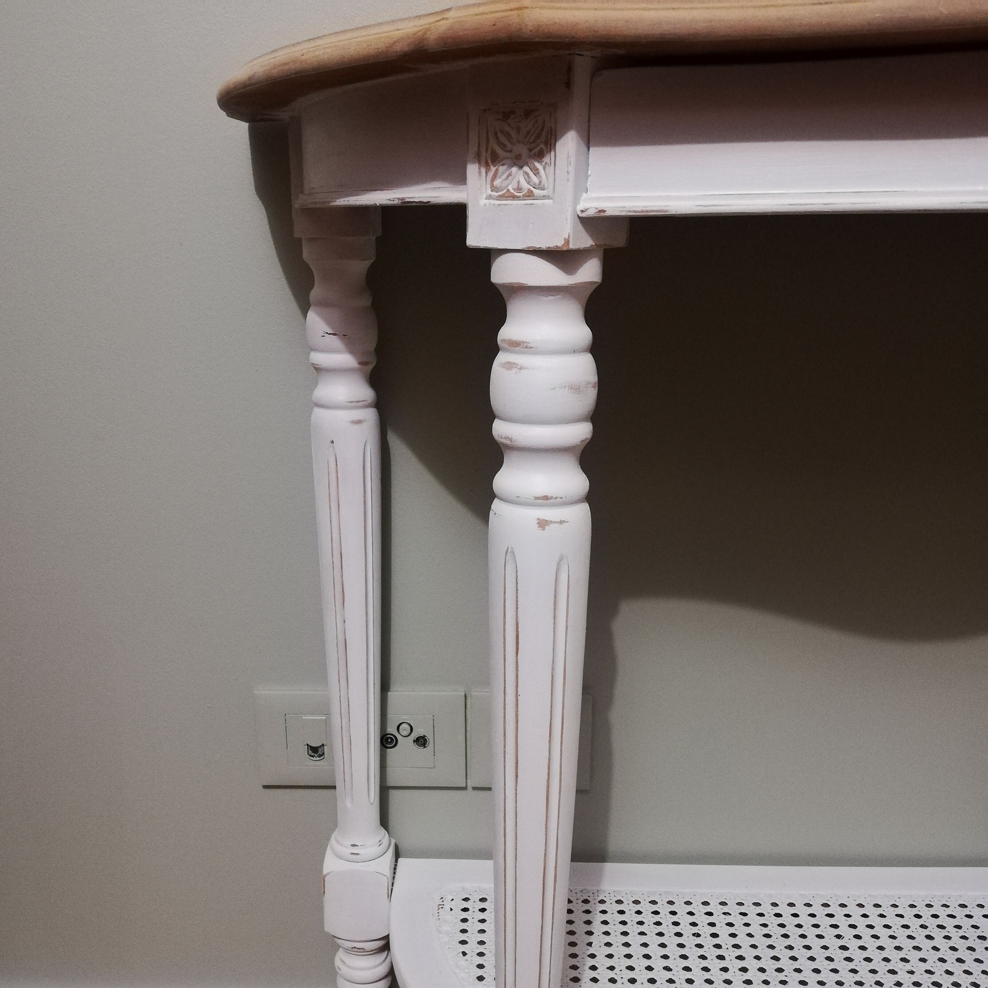 Shabby-style half-moon console