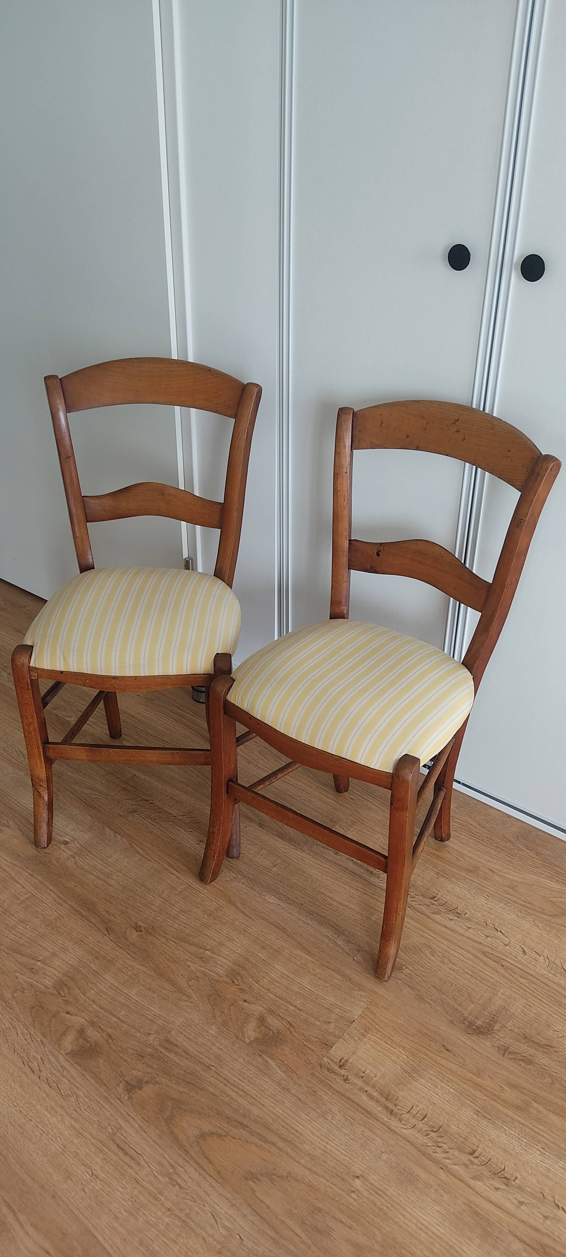 pair of chairs