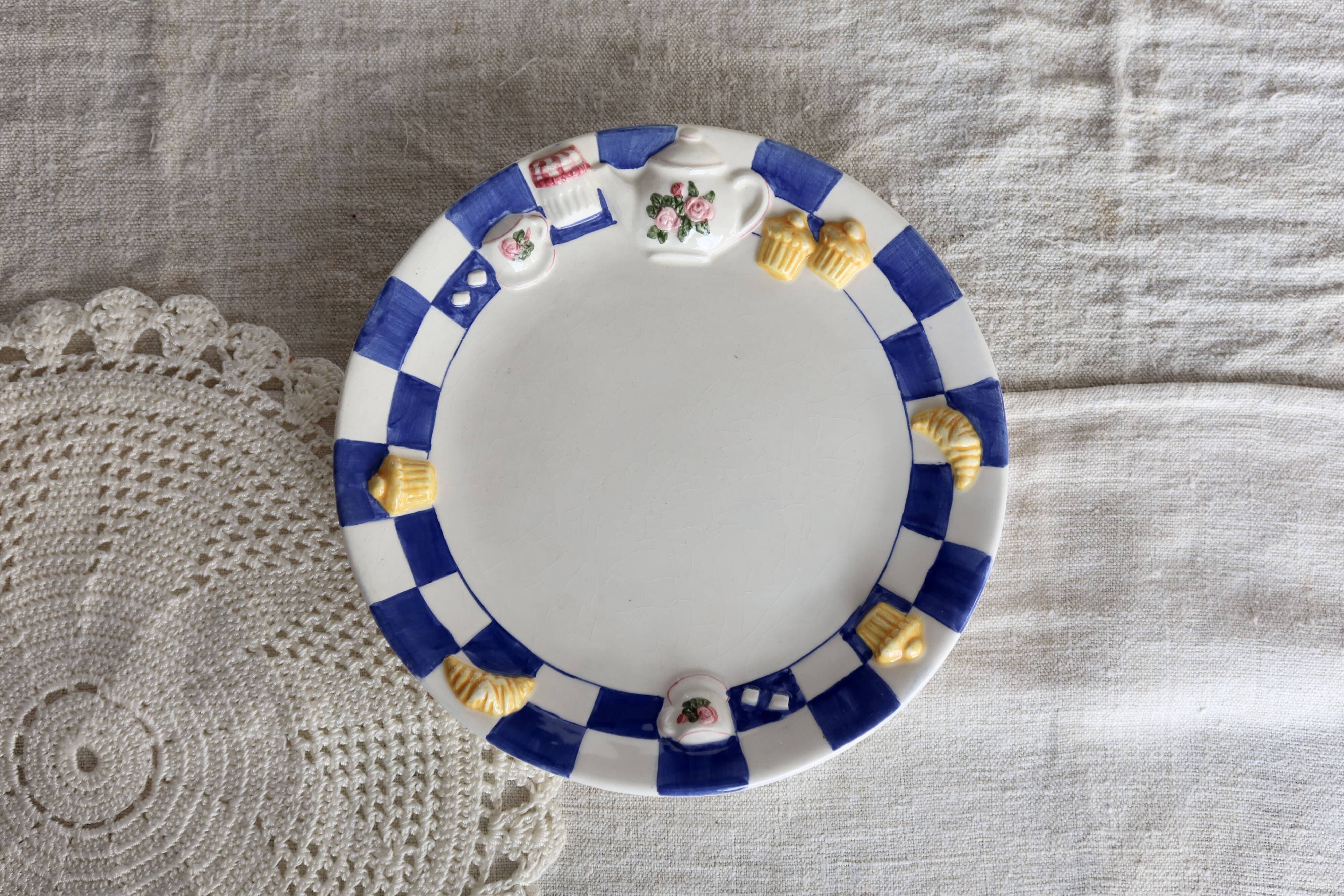 2 assiettes à dessert vintage en barbotine décor petit déjeuner