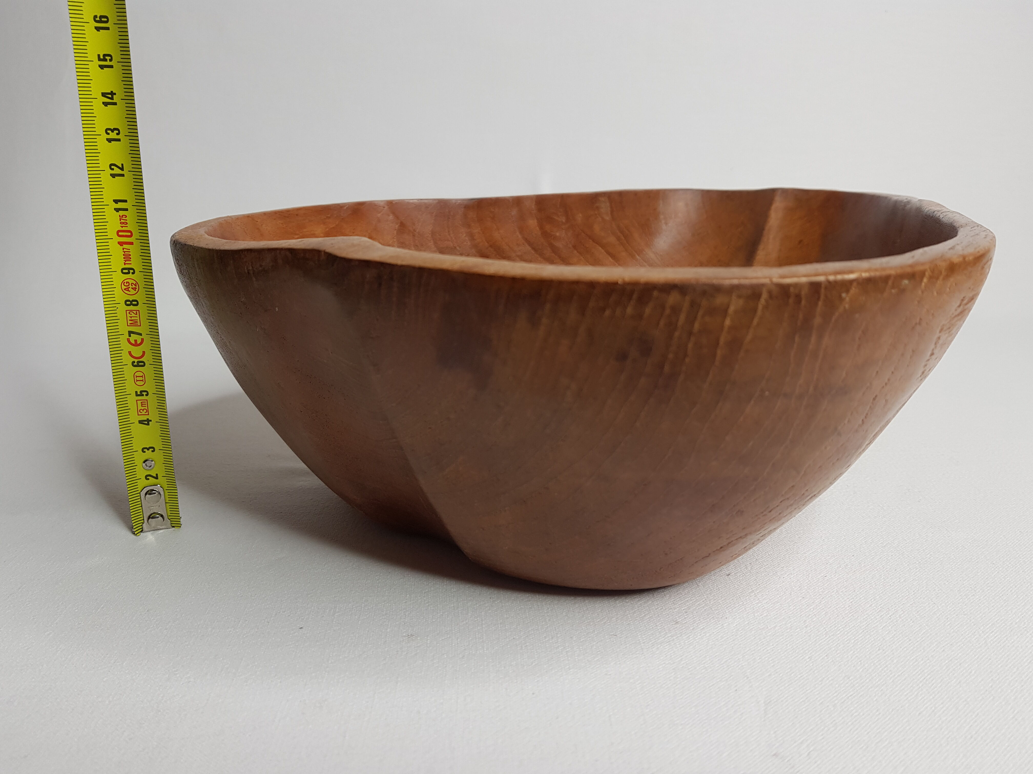 Coupe à fuits en bois sculpté en forme de poire