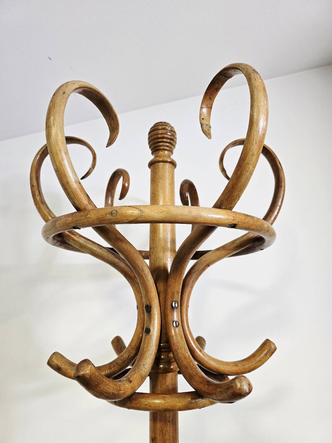 Porte-manteau et porte-chapeau en bois courbé