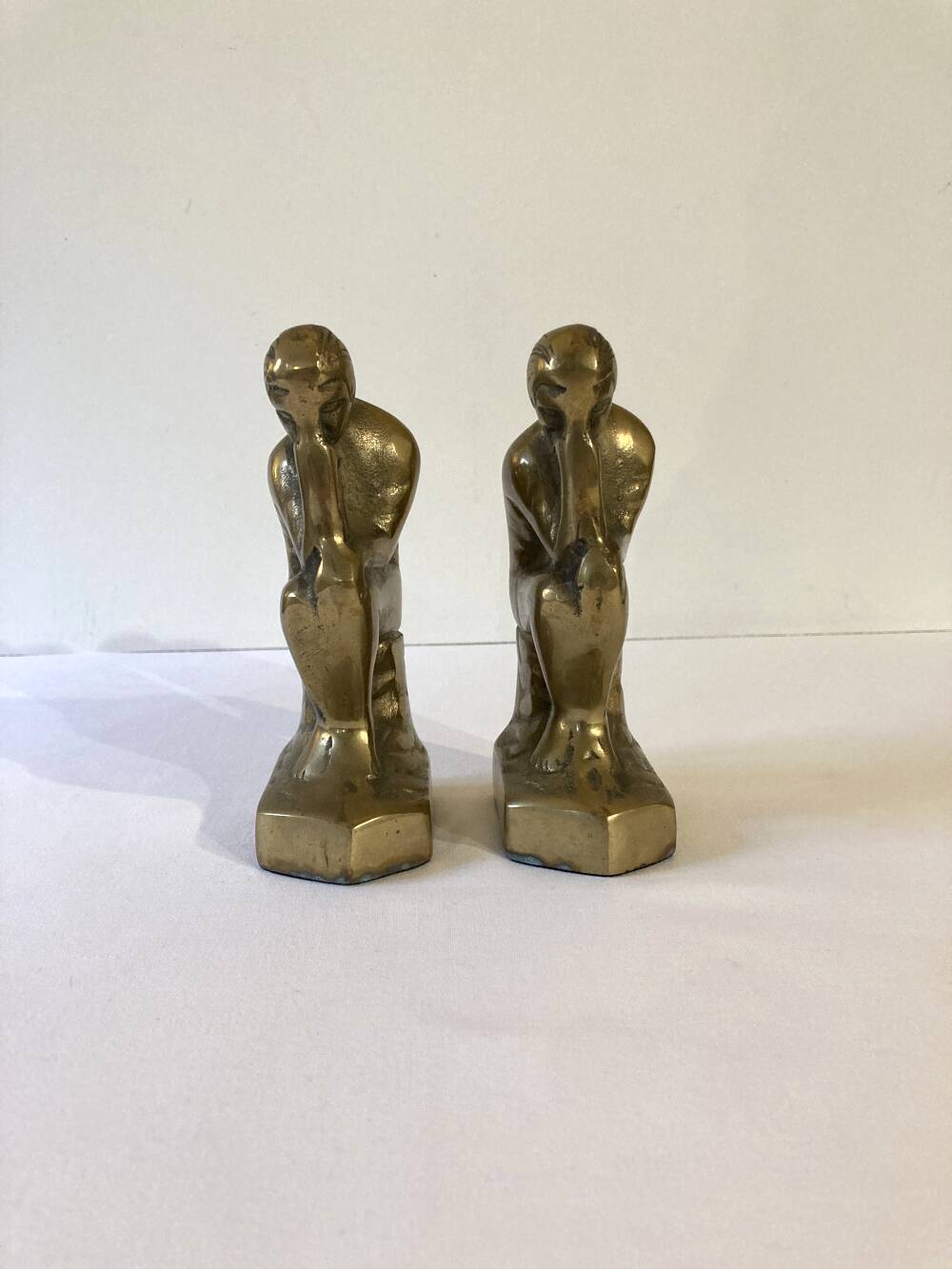 Paire de serre-livres en laiton d'après "Le penseur" de Rodin, vers 1960