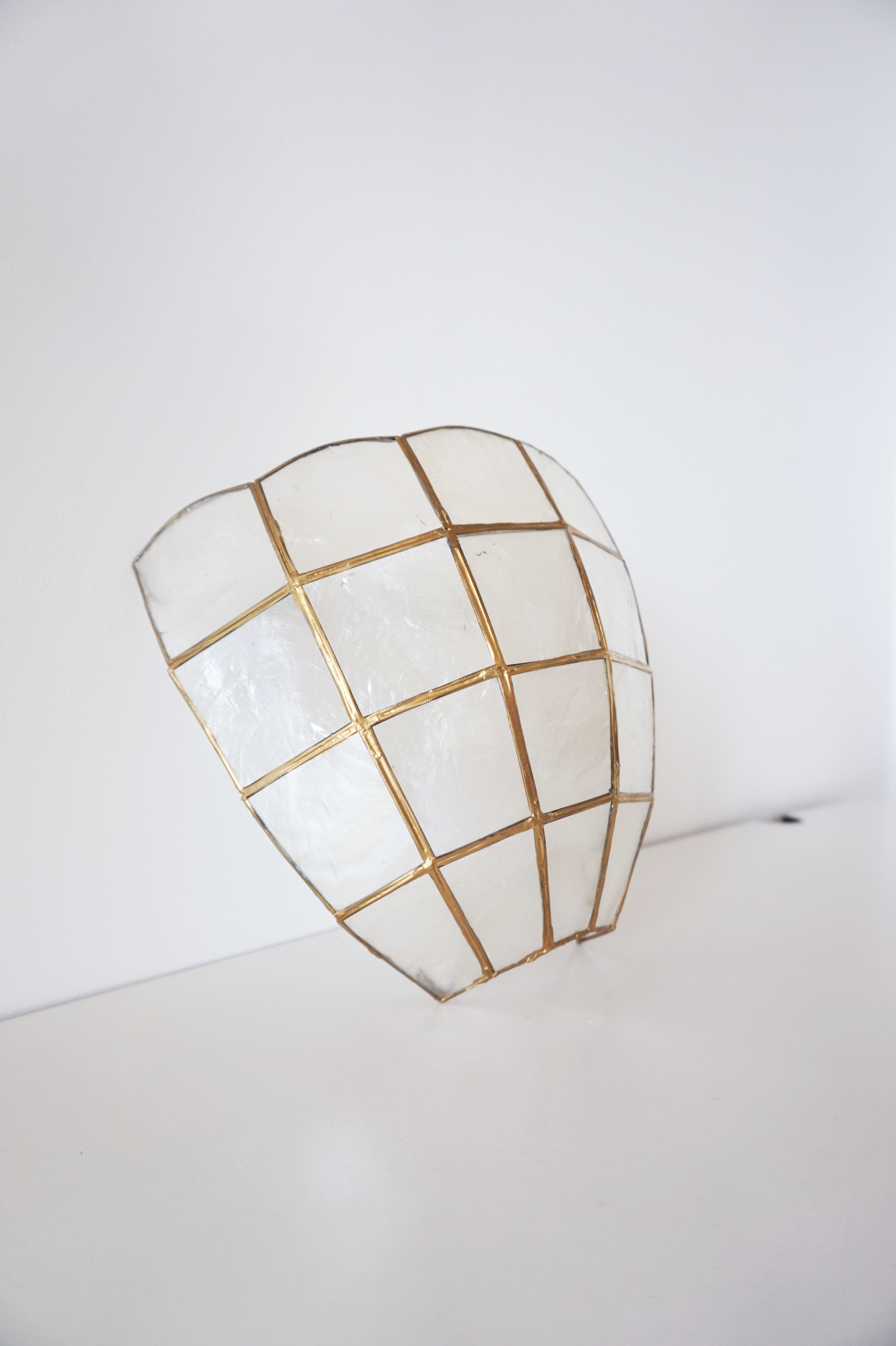Mother-of-pearl shell shape wall lamp