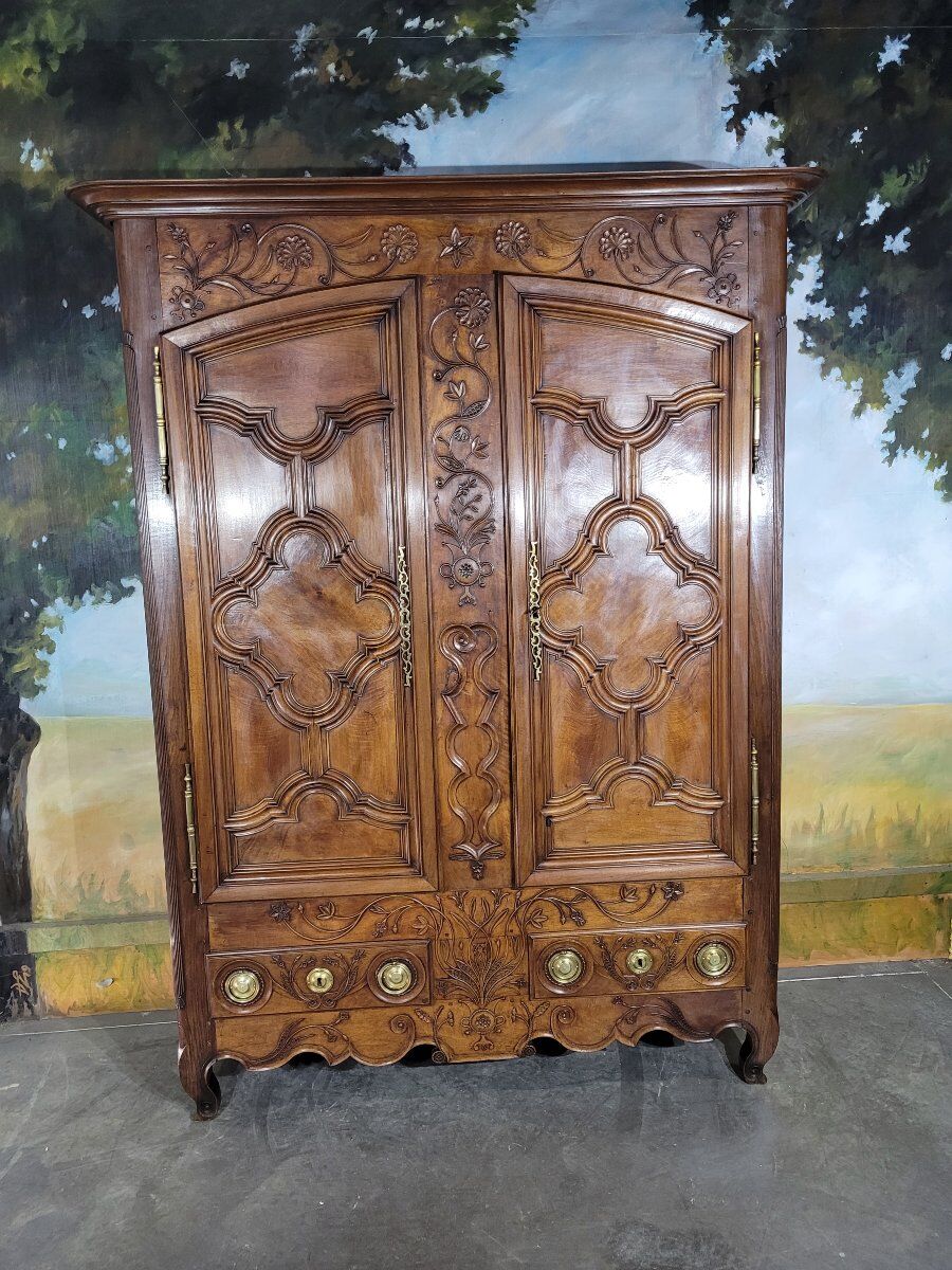 Armoire Louis XV en noyer et chêne