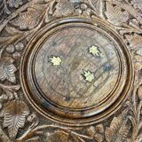 Ancienne table basse tripode bois sculpté & laiton incrusté inde vintage