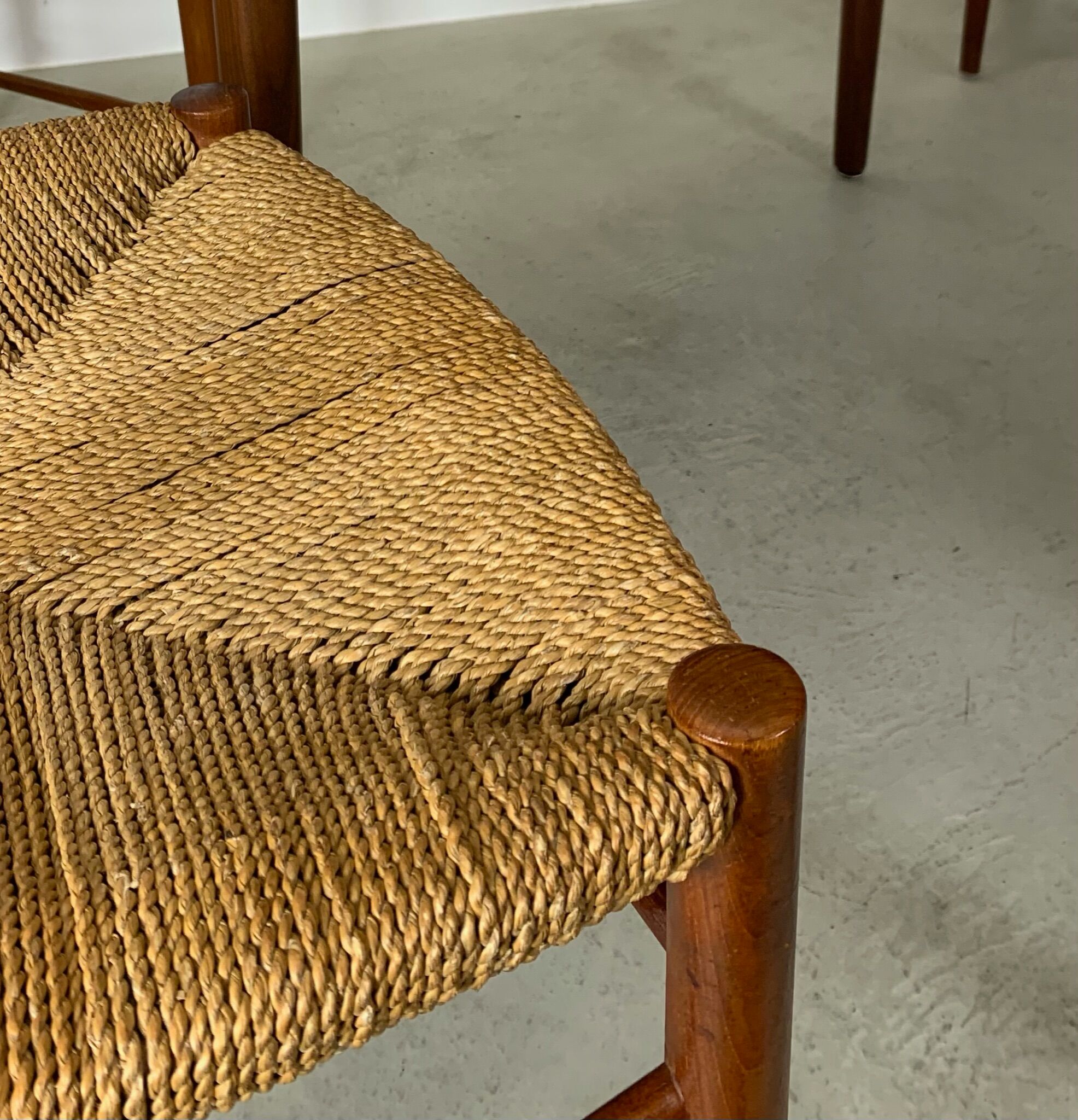 Extendable table by Gustav Bahus with 4 chairs by Peter Hvidt