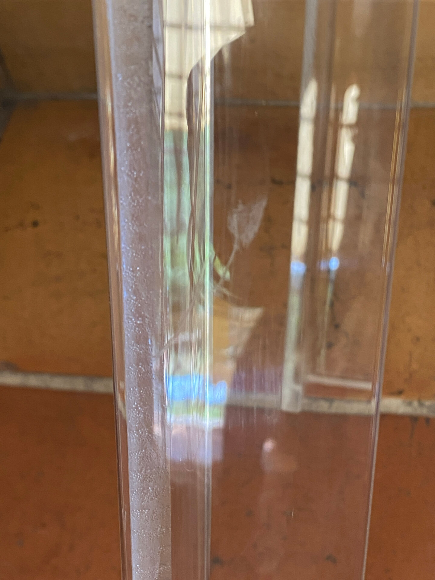 Coffee table, side table in plexiglass with a glass top.