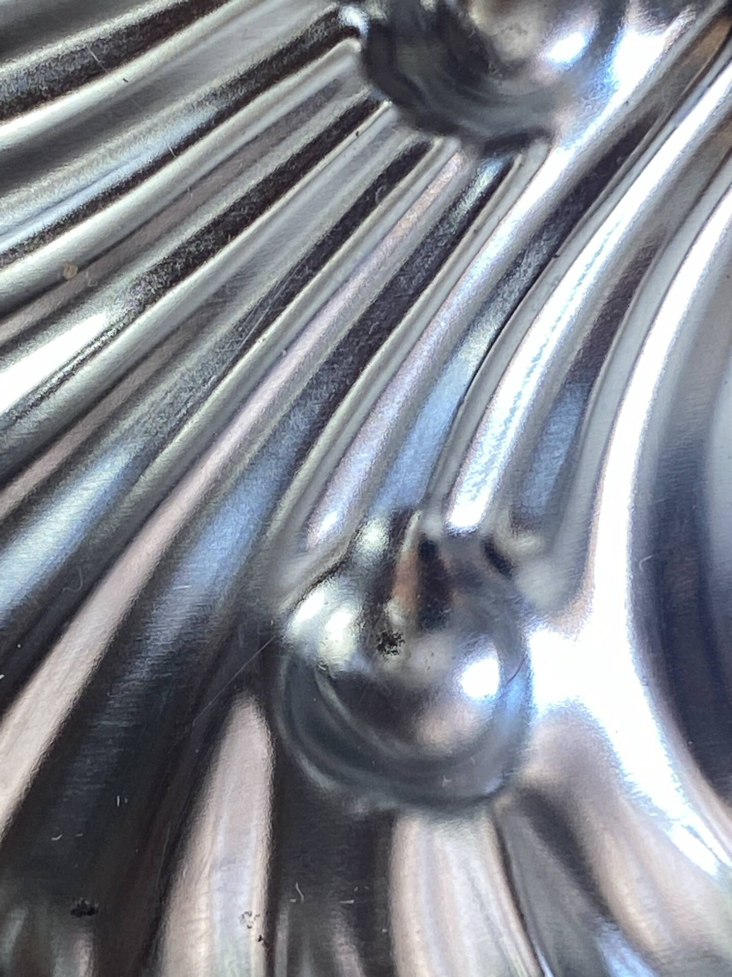Shell-shaped butter dish in stainless steel and blue glass