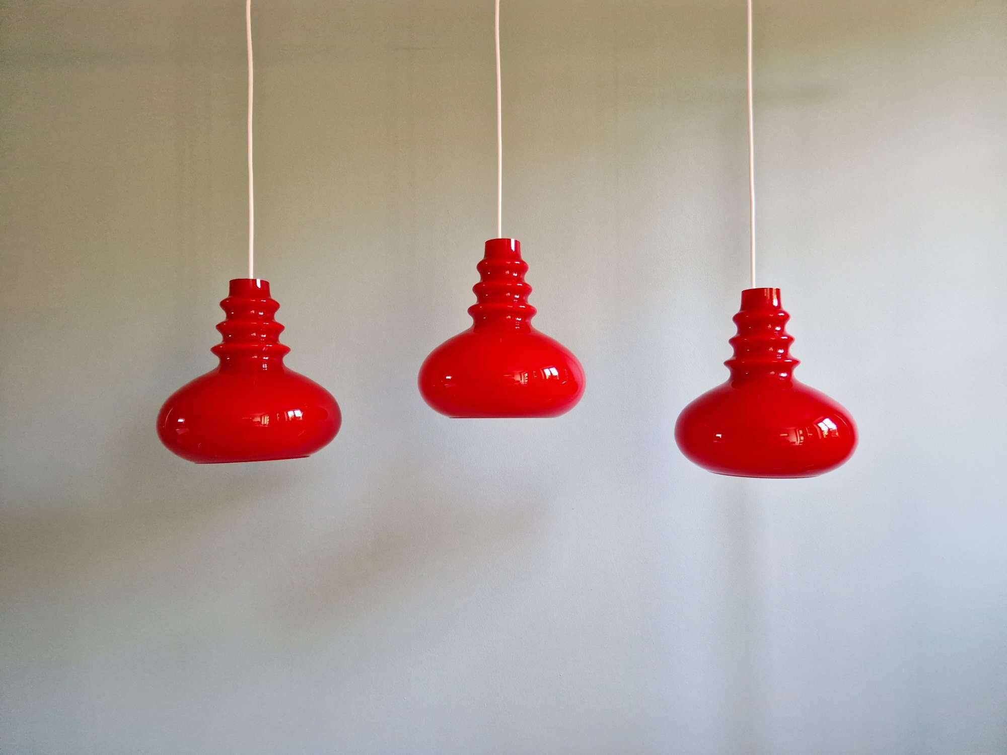 Trio de suspensions Space Age en opaline rouge, Peill & Putzler, 1970