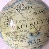 Globe terrestre vintage au style ancien