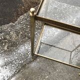 Table néoclassique en laiton avec étagères en verre circa 1950
