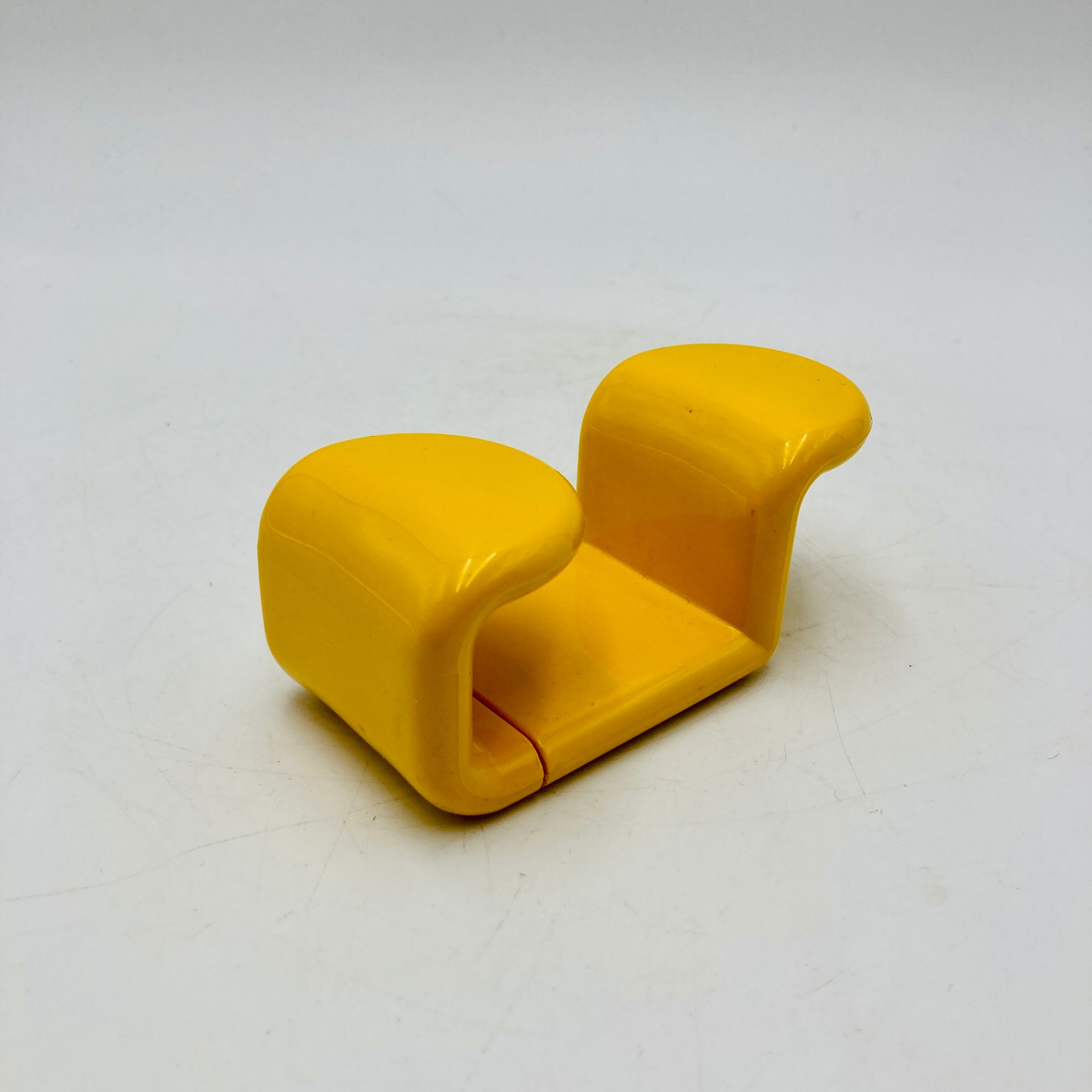 Yellow plastic hooks, design A. Rossari, Gedy edition.