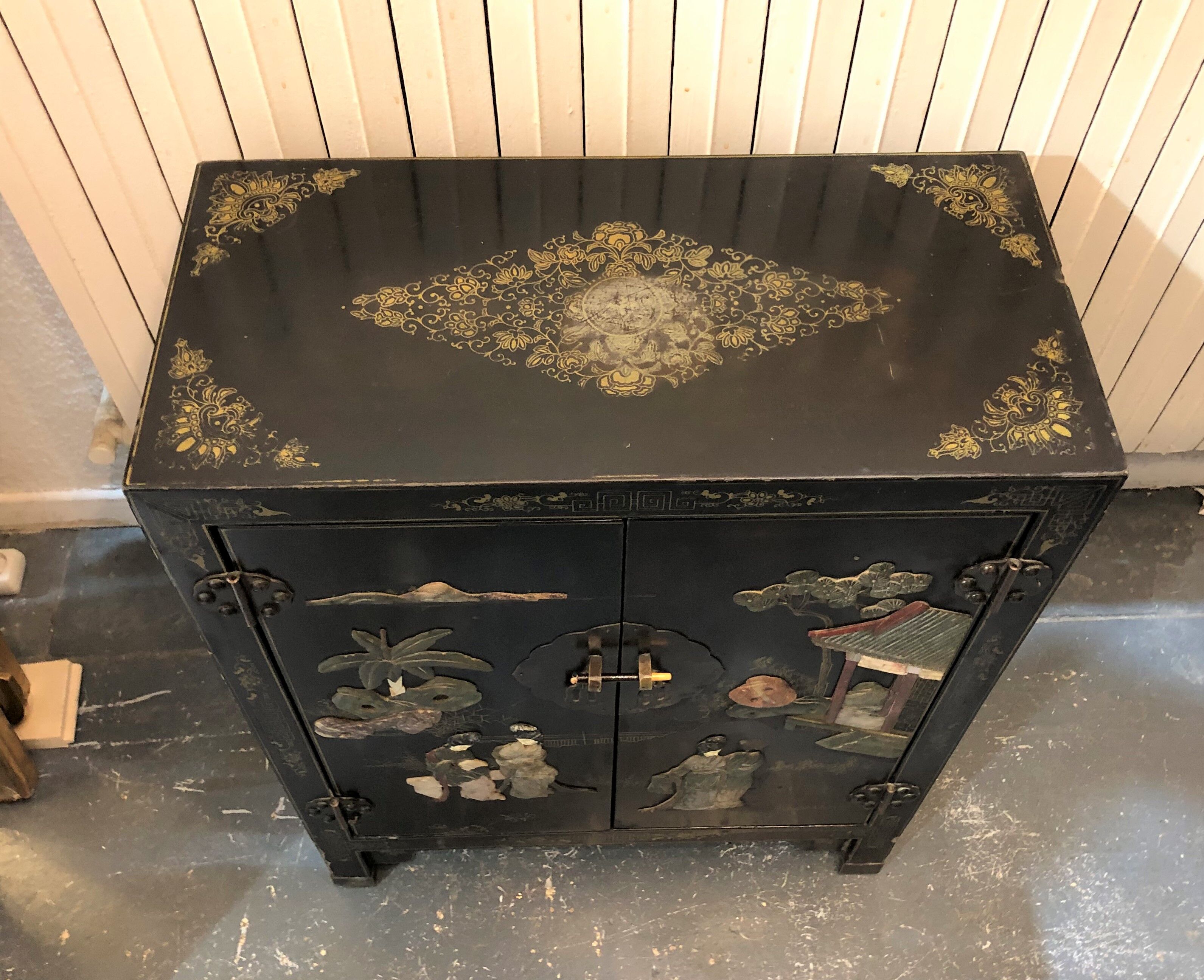 Old Chinese black lacquered furniture decorated with hard stones / cabinet