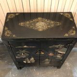 Ancien meuble chinois laqué noir orné de pierres dures / cabinet