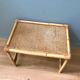 Table basse en rotin et plateau cannage