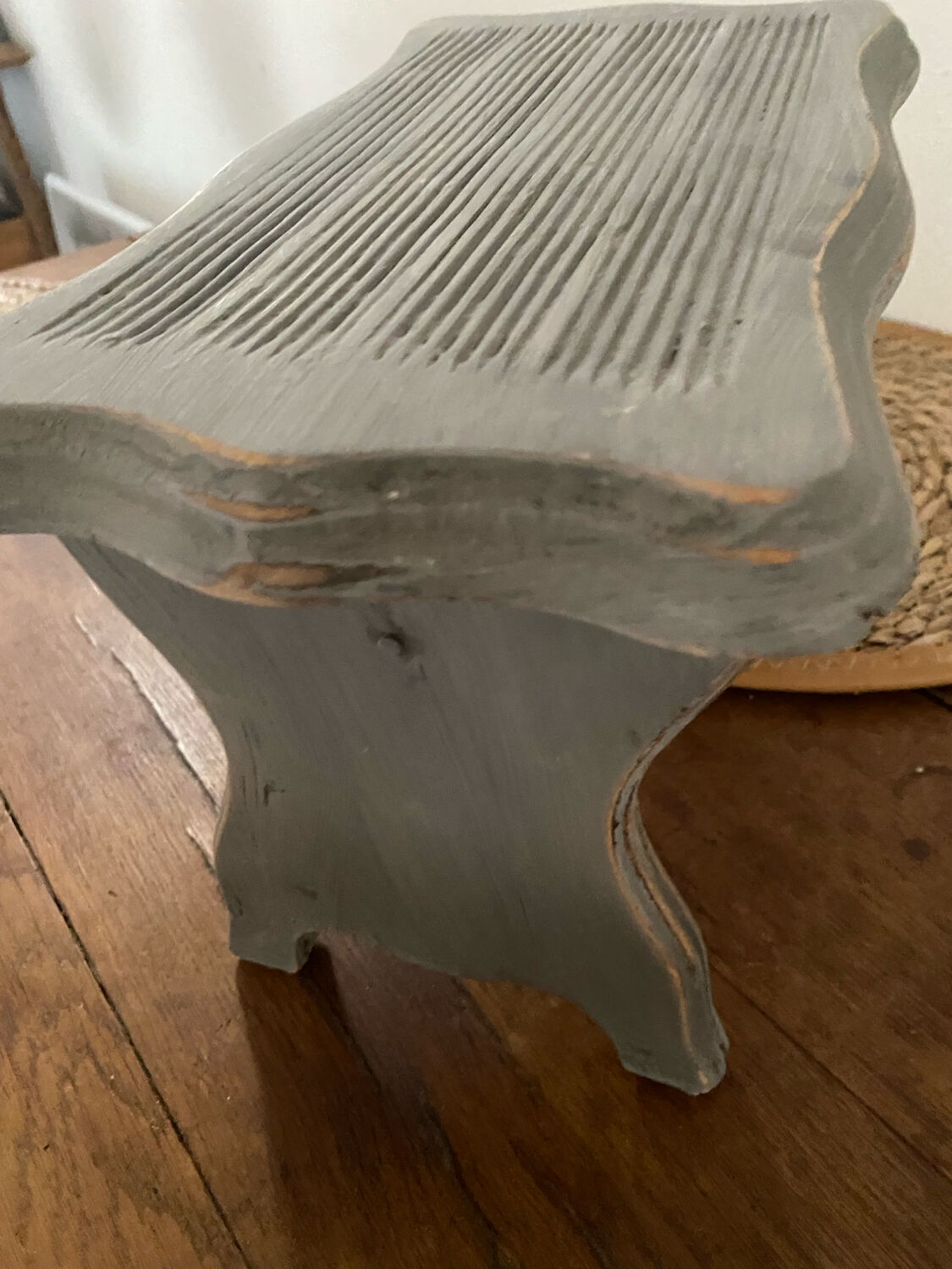 Small footrest bench in solid wood with a slate grey patina.