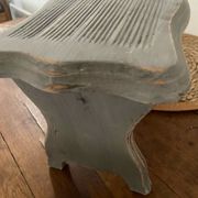 Small footrest bench in solid wood with a slate grey patina.