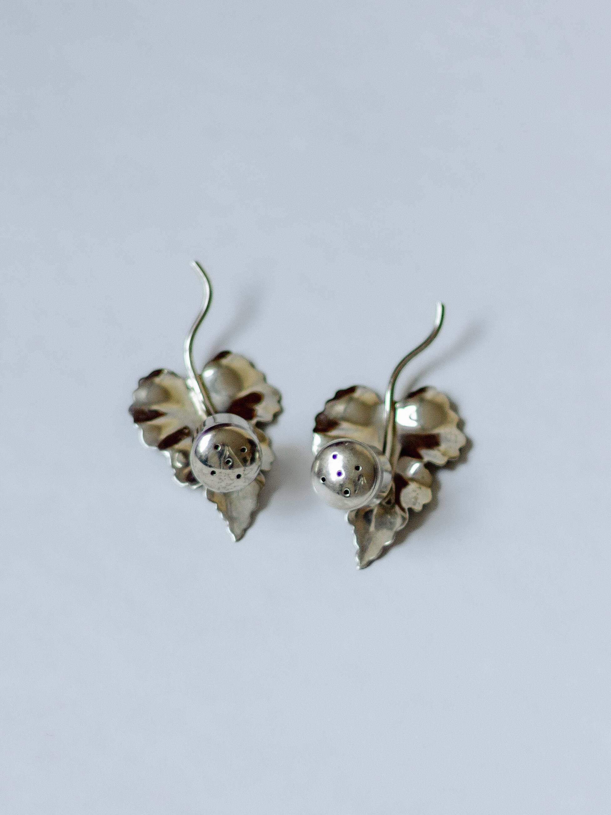 Set of a salt shaker and a pepper shaker in silver-plated metal, ENPS, England.