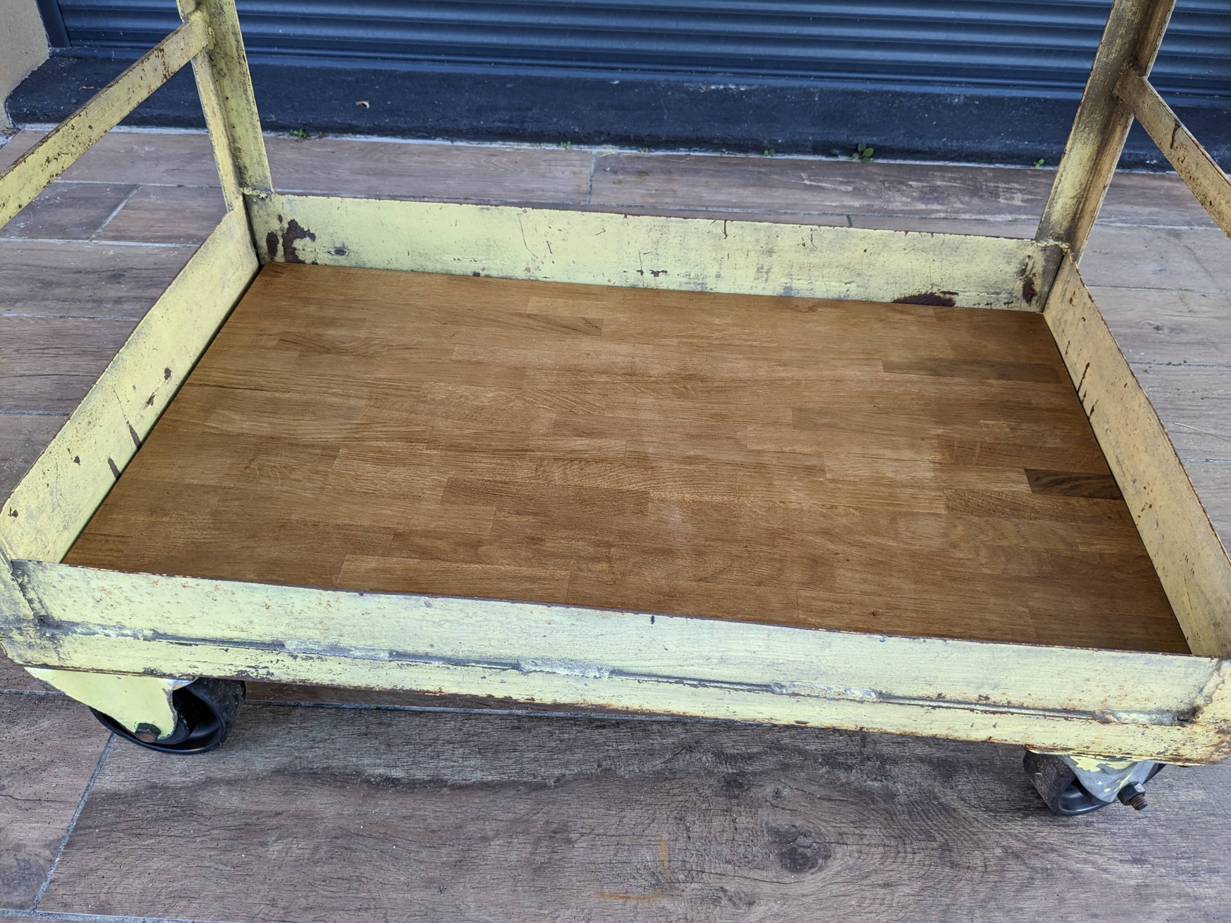 Renault workshop trolley from the 1950s, industrial spirit and original patina.