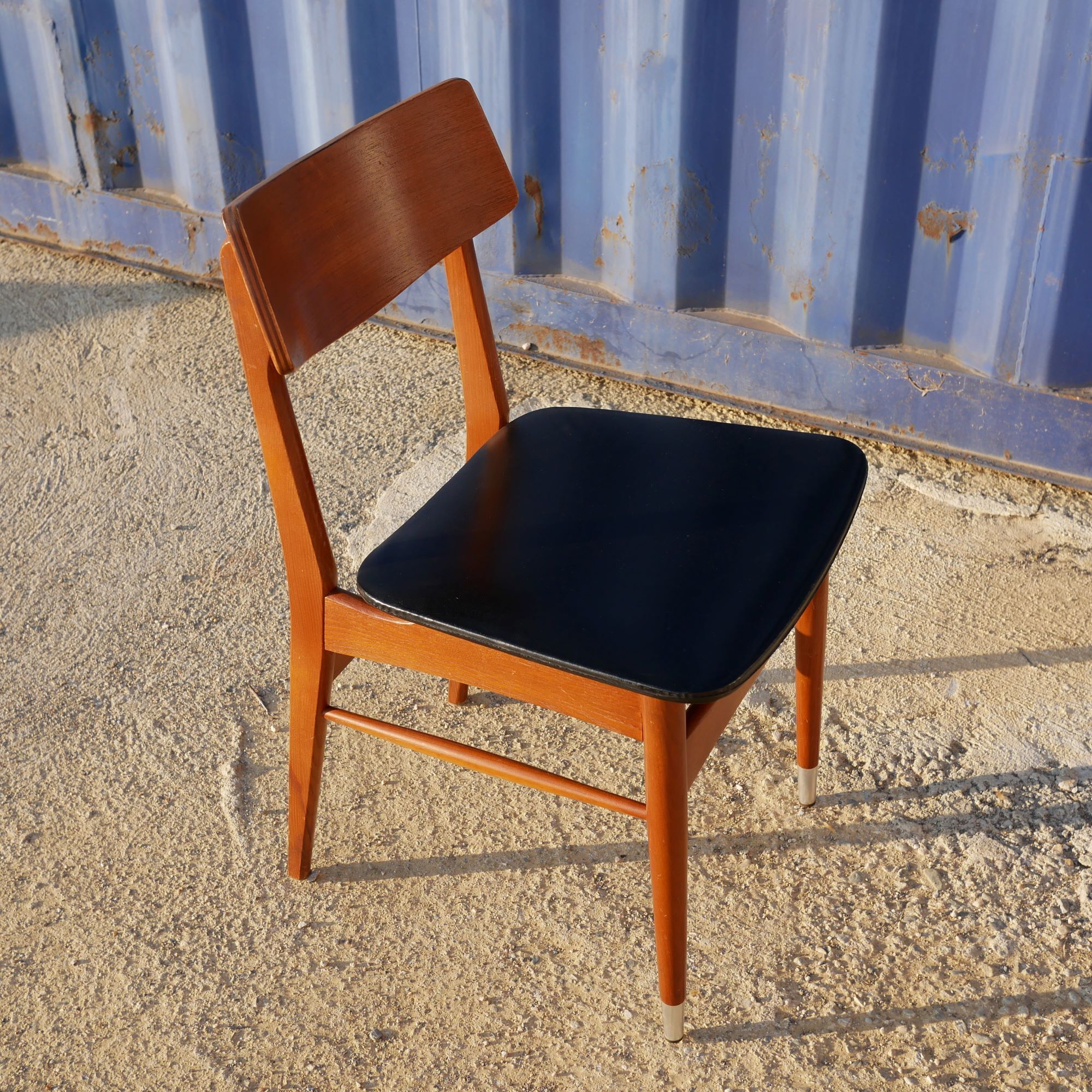 6 scandinavian chairs in wood and black leather
