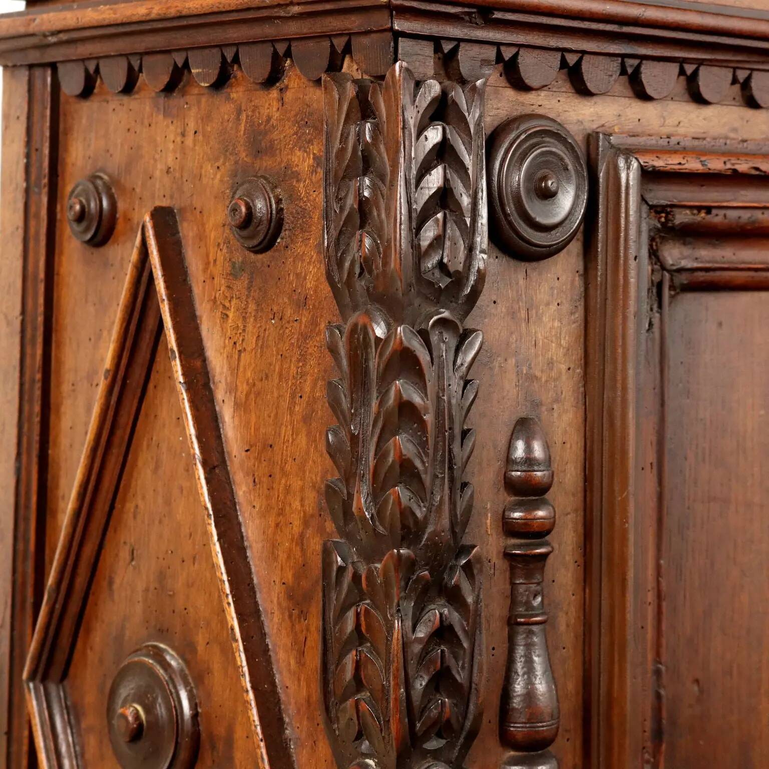 Ancient baroque chest in walnut and chestnut, Italy, 18th century