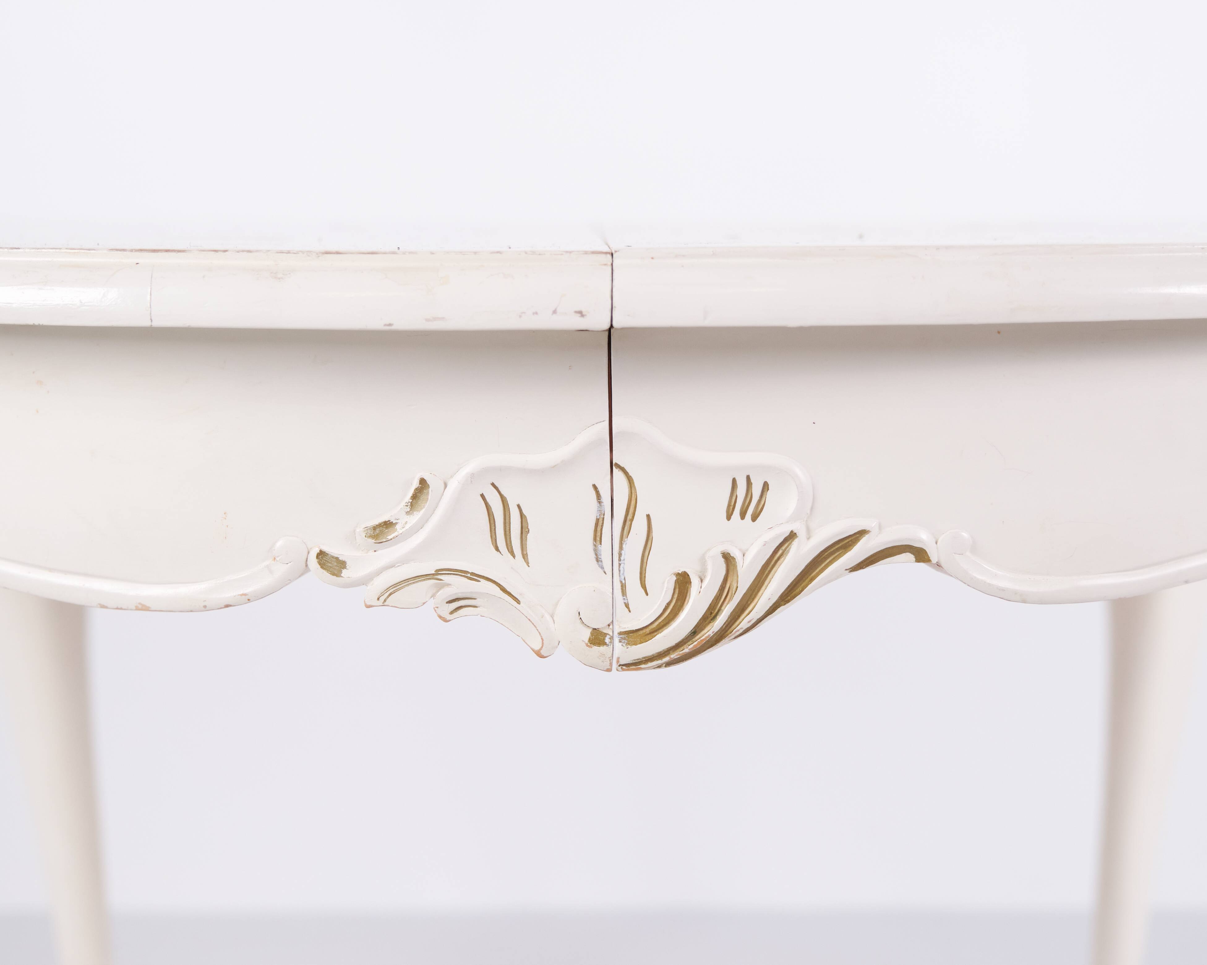 Antique round dining table with extension - Neo Rococo style - white painted with decorative details - 1920s